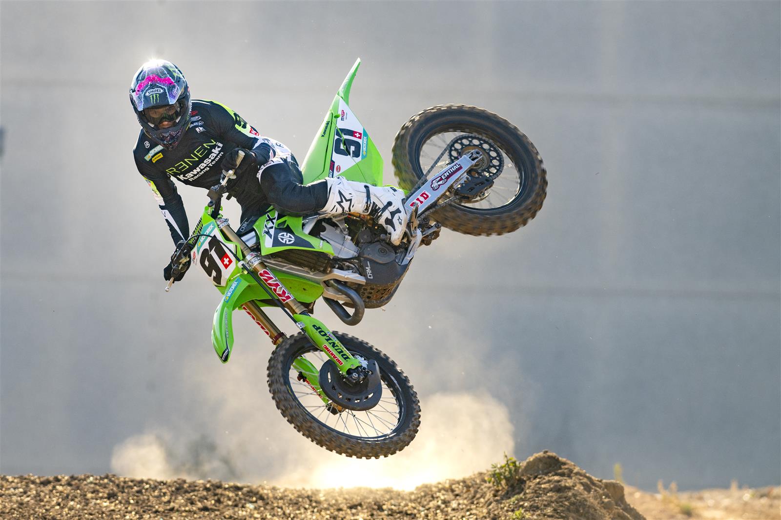Jeremy Seewer prime foto con la Kawasaki KRT ufficiale 2024 per il Mondiale MXGP