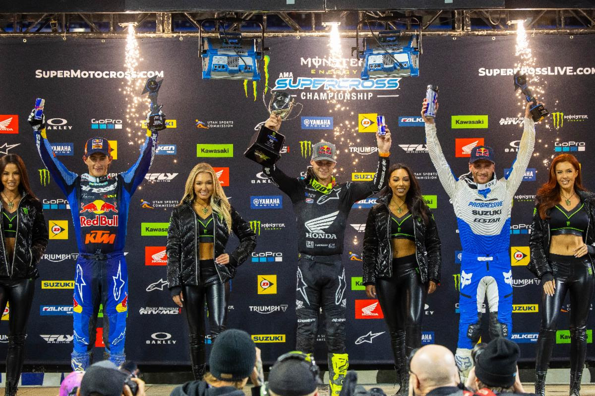 Podio della classe 450SX (corridori da sinistra a destra) Chase Sexton, Jett Lawrence e Ken Roczen.