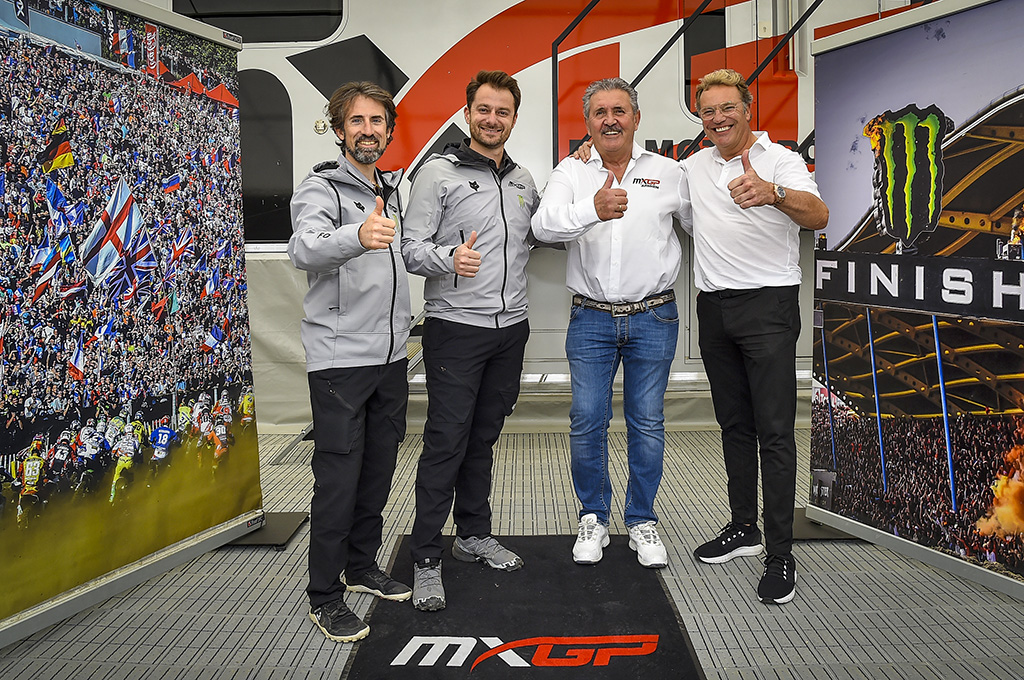 Foto principale: (da sinistra a destra) Daniele Rizzi, COO di Infront Moto Racing, David Luongo, CEO di Infront Moto Racing, Dik van Wikselaar e Maarten Roos, organizzatori della MXGP dei Paesi Bassi