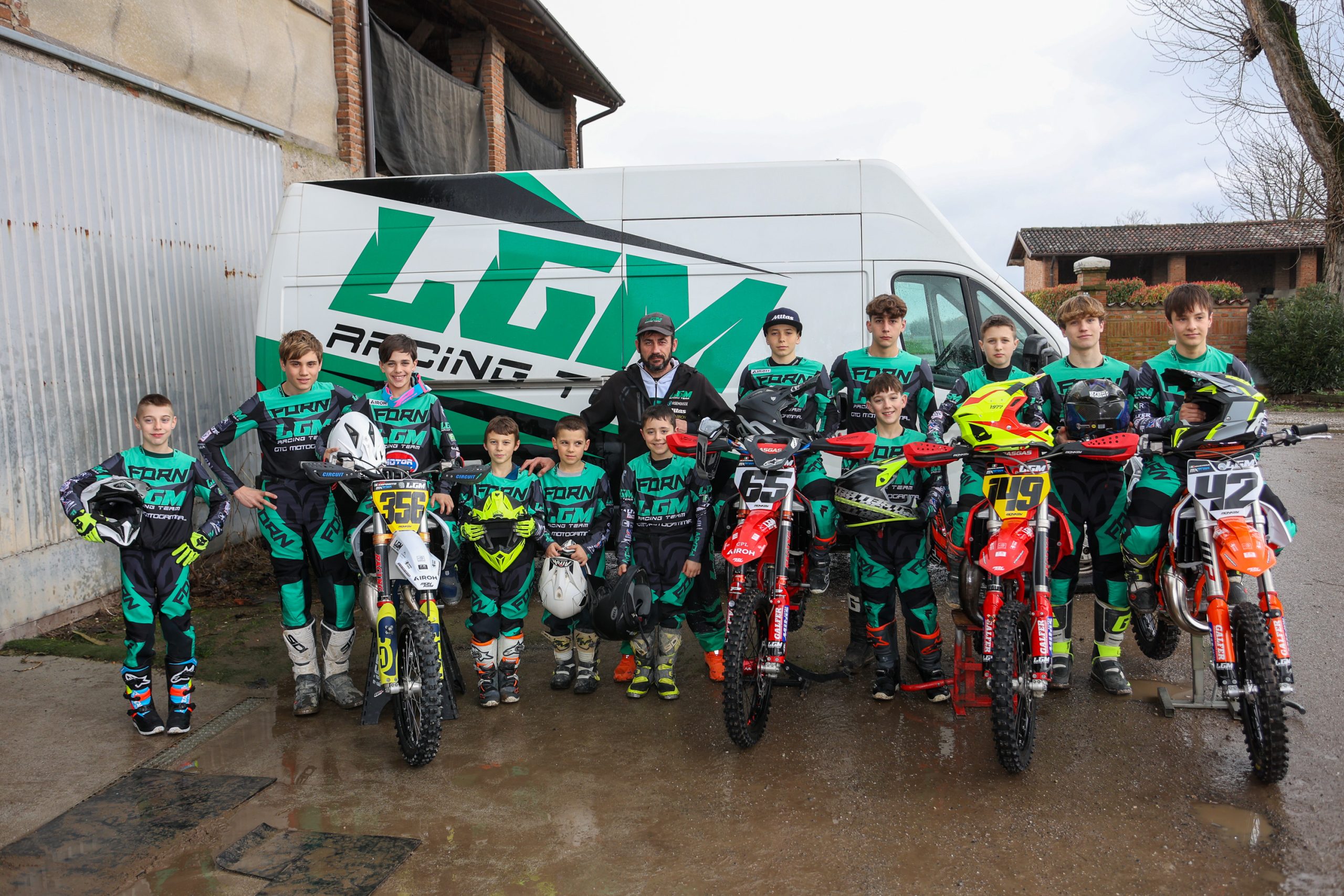 i ragazzi dell'LGM racing con Giovanni Martani "Duan"