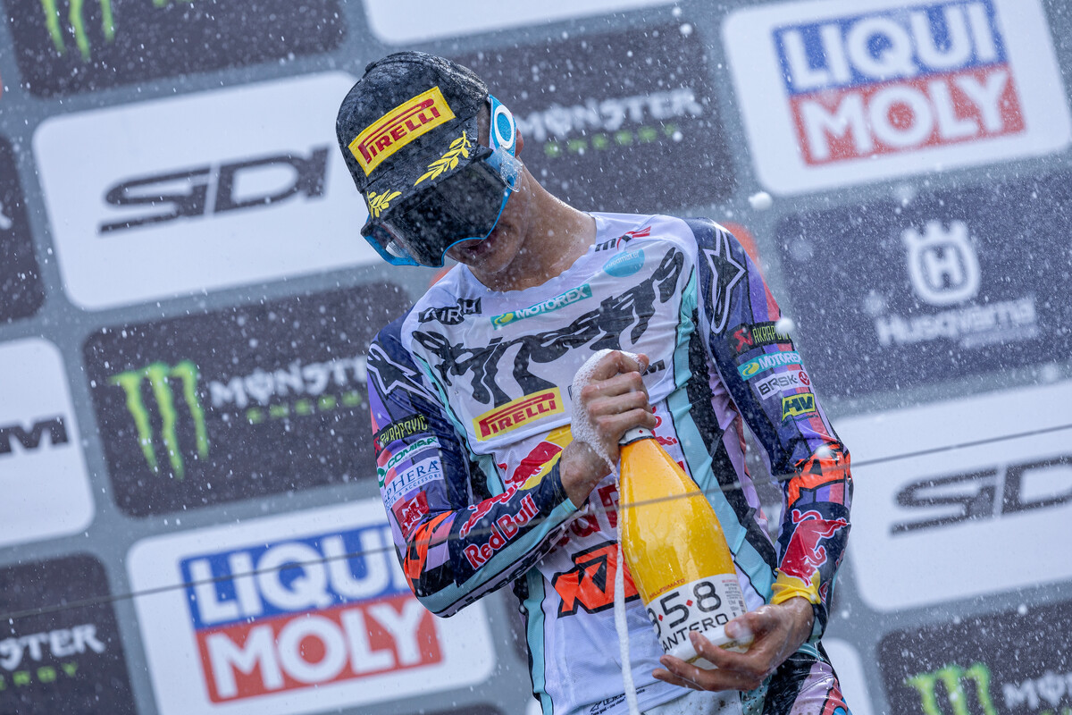 Liam Everts festeggia sul podio la vittoria del GP del Trentino MX2