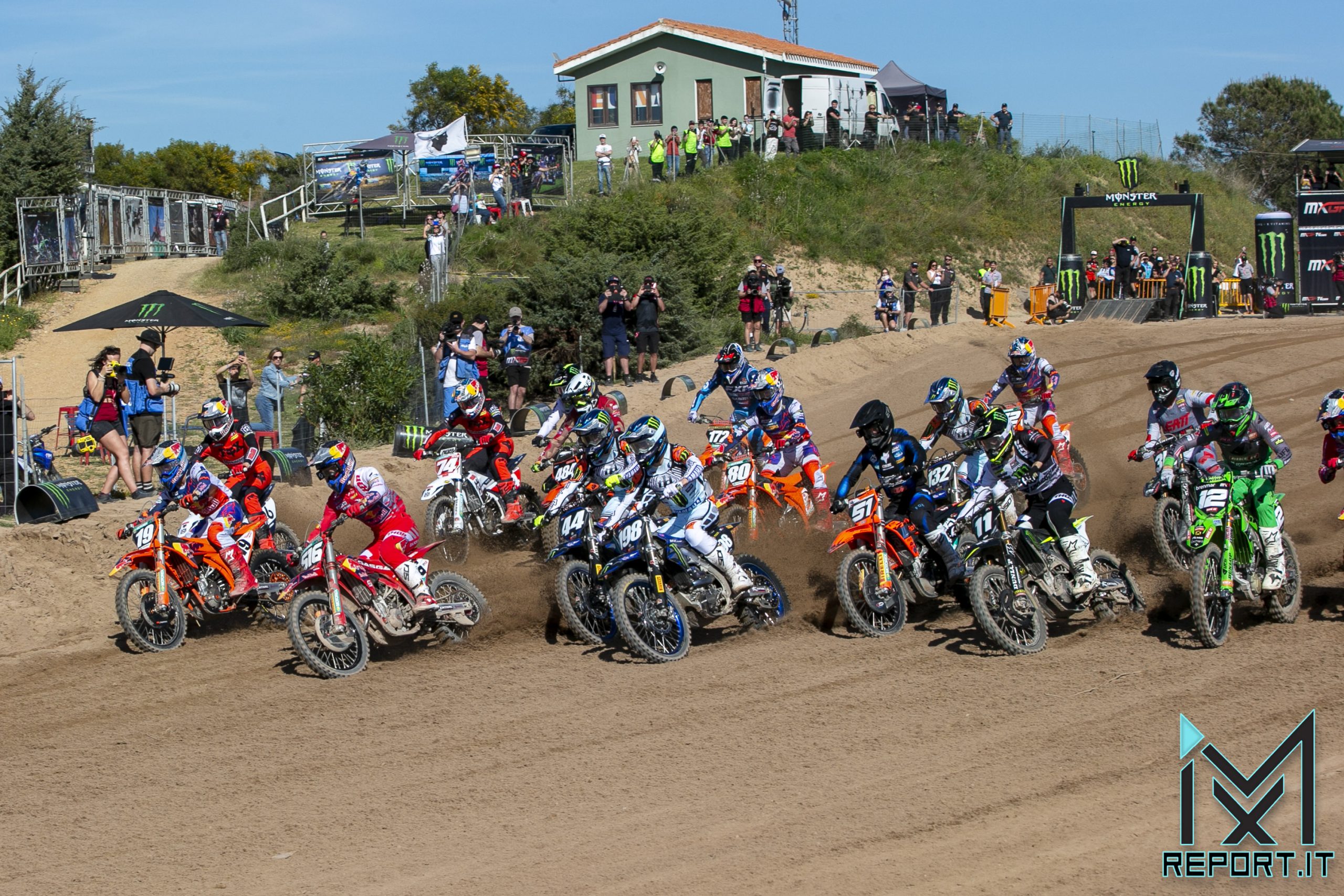 la partenza della manche di qualifica MX2