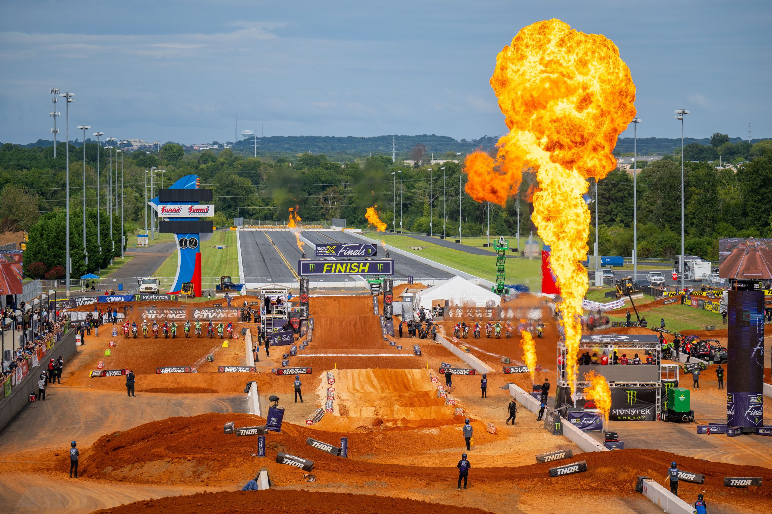 La partenza divisa a doppia corsia è stata una delle numerose caratteristiche uniche del design della pista dei playoff del campionato mondiale SMX tenutosi lo scorso autunno allo zMAX Dragway presso il Charlotte Motor Speedway. Credito fotografico: Feld Motor Sports, Inc.