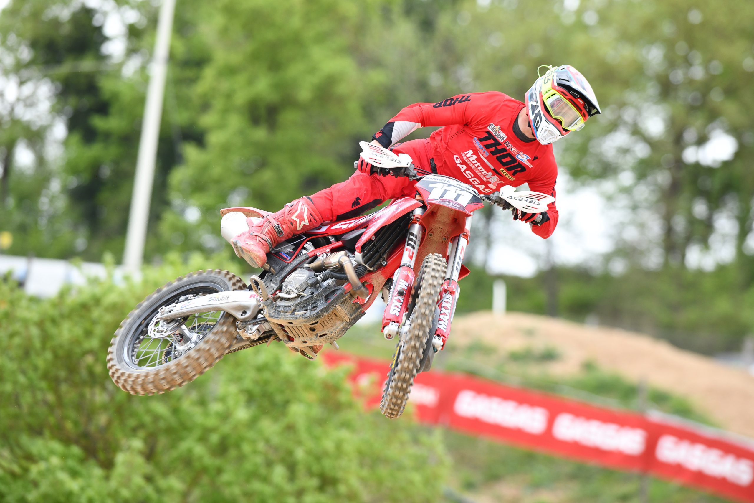 Alessandro Manucci in volo a Cingoli, campionato italiano pro prestige mx2