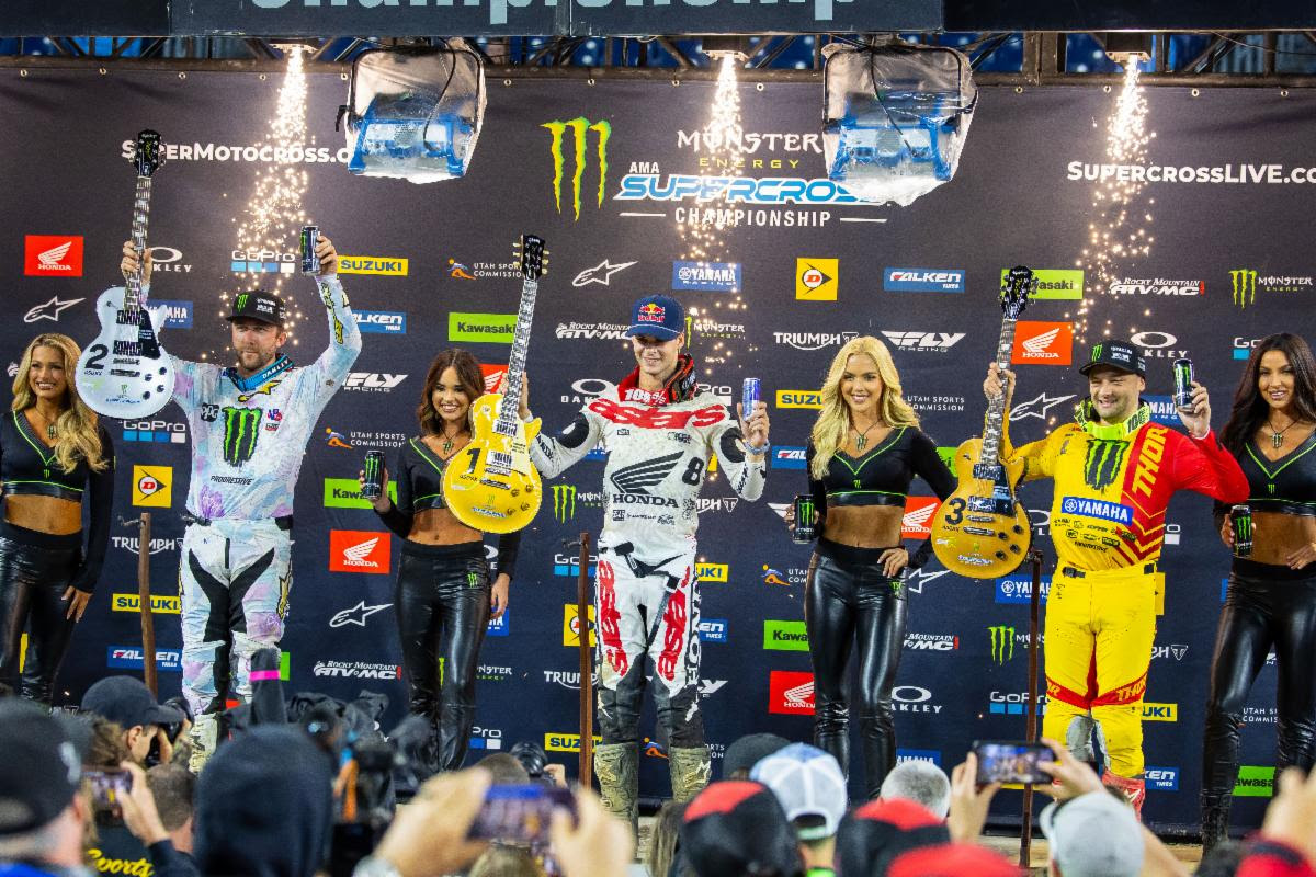 Podio della classe 450SX (piloti da sinistra a destra) Eli Tomac, Jett Lawrence e Cooper Webb. Credito fotografico: Feld Motor Sports, Inc.