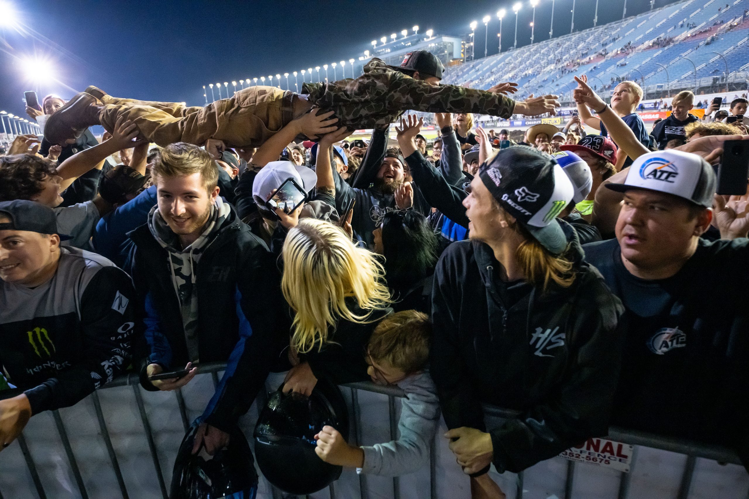 I fan che "allineano il recinto" e hanno accesso ad aree più in linea con un evento Pro Motocross sono una parte importante dell'esperienza SMX Playoff che può essere fornita in un ambiente Speedway. Credito fotografico: Feld Motor Sports, Inc.