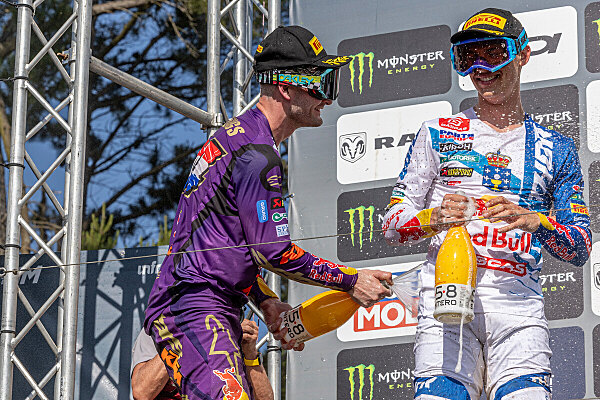 Herlings festeggia sul podio MXGP