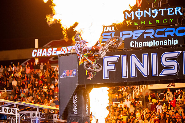 Chase Sexton ha vinto l'ultima gara del Supercross 2024