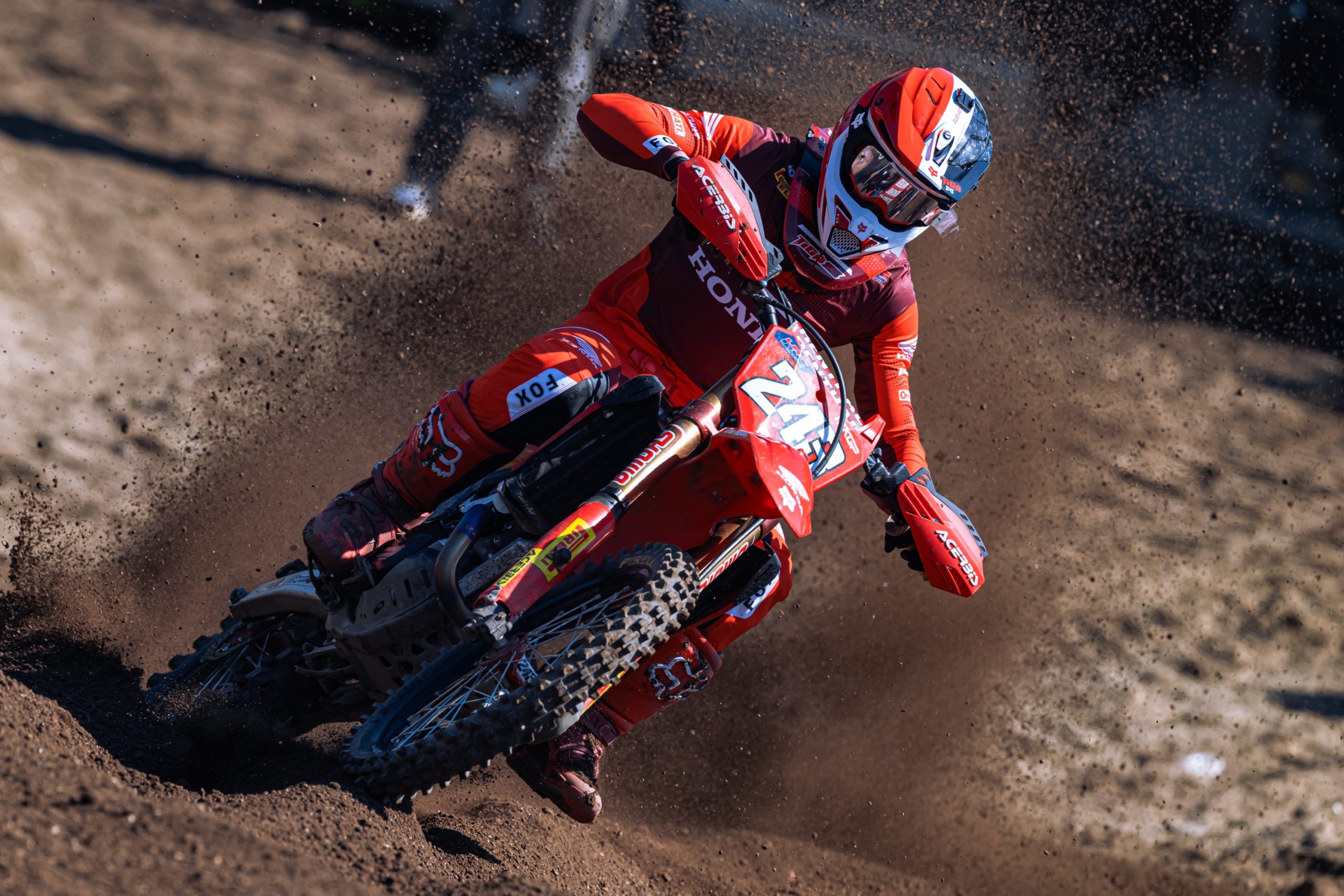 Tim Gajser ha provato a prendersi gara-2 ma una caduta lo ha costretto al terzo posto