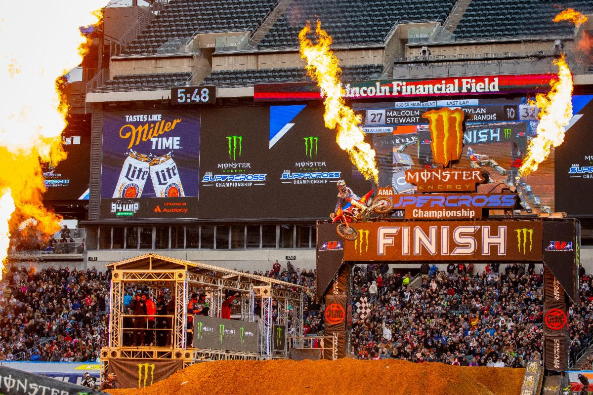 Jett Lawrence vince il supercross di Philadelphia