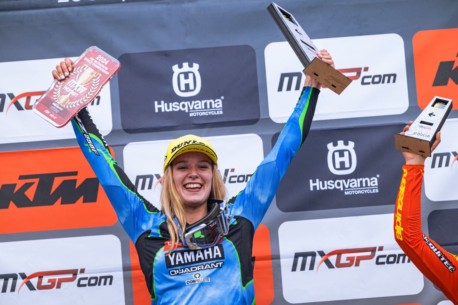 Lotte Van Drunen sorridente sul podio WMX in Galizia