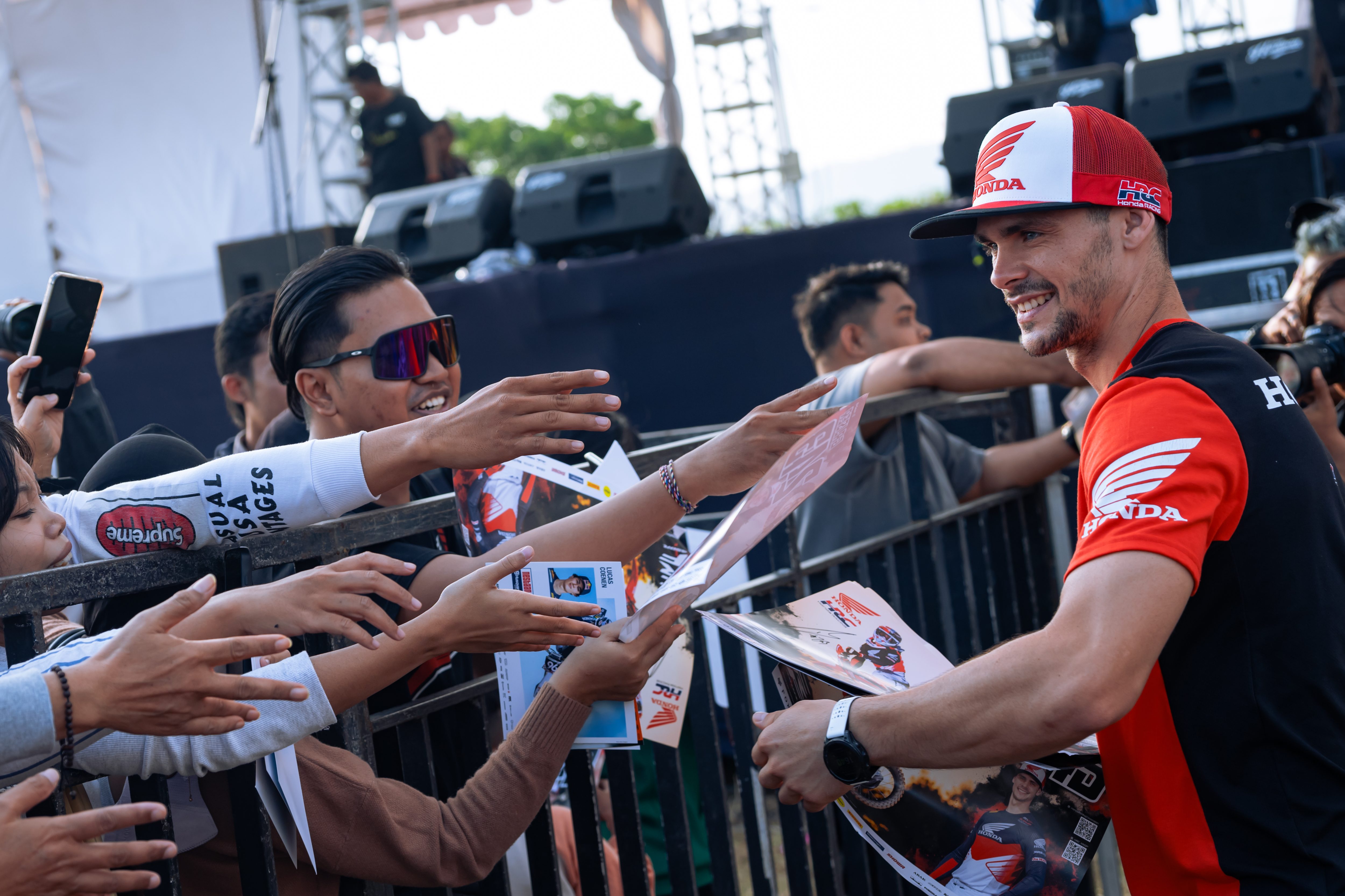 Tim Gajser con i tifosi in Indonesia - Photo Credit Daniele Barreca