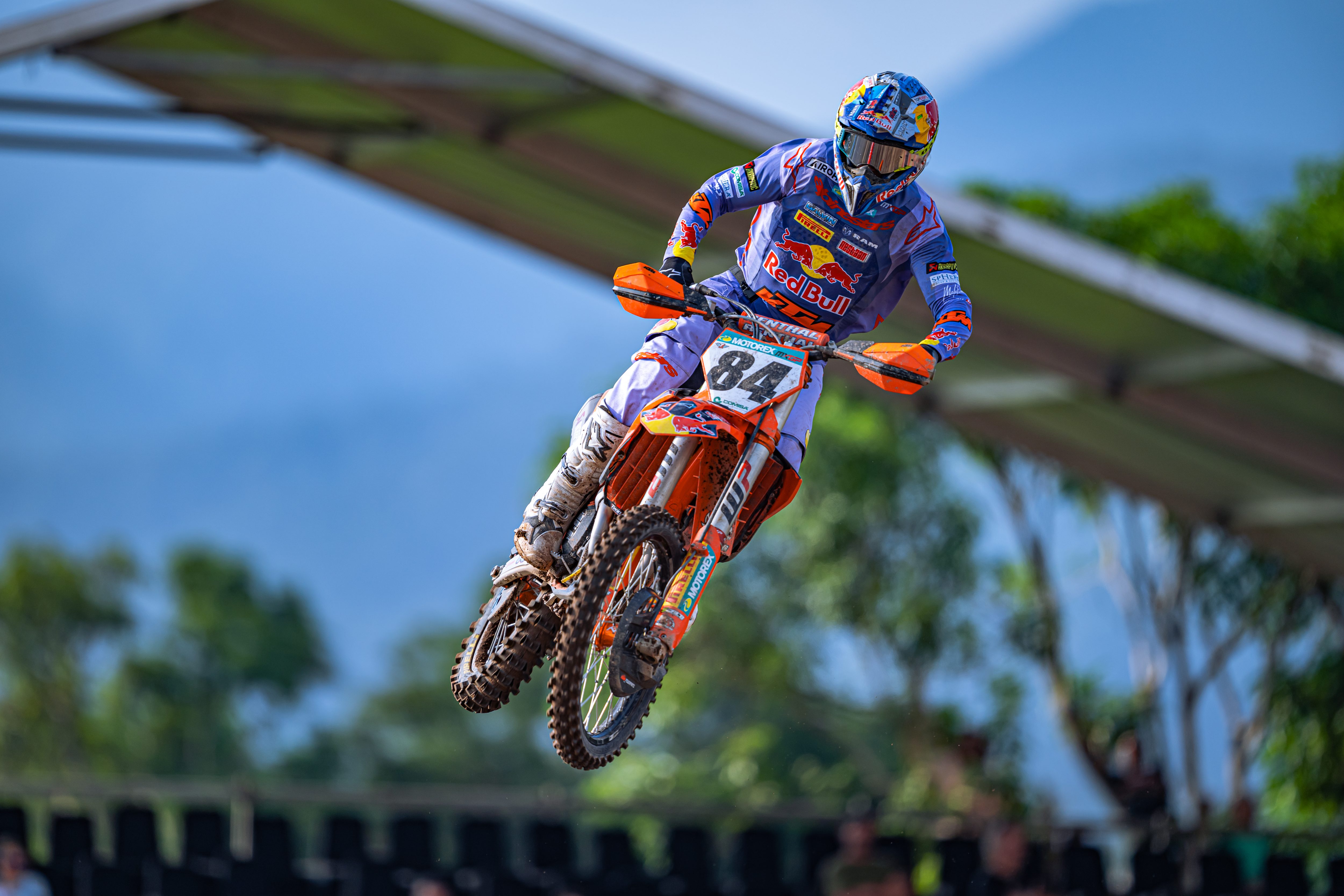 Jeffrey Herlings in volo nel GP di Lombok in Indonesia