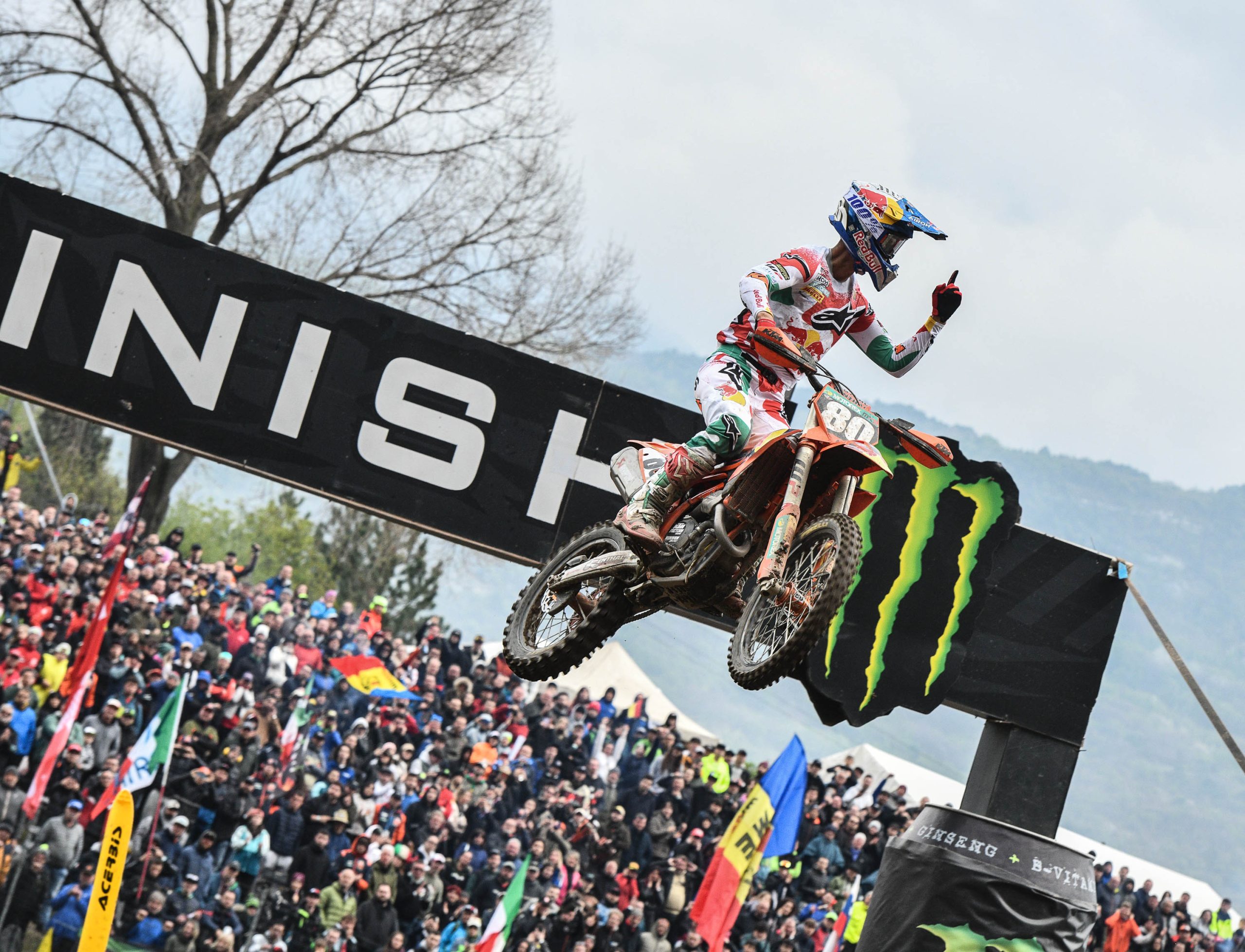 Andrea Adamo festeggia dopo l'arrivo la vittoria del GP