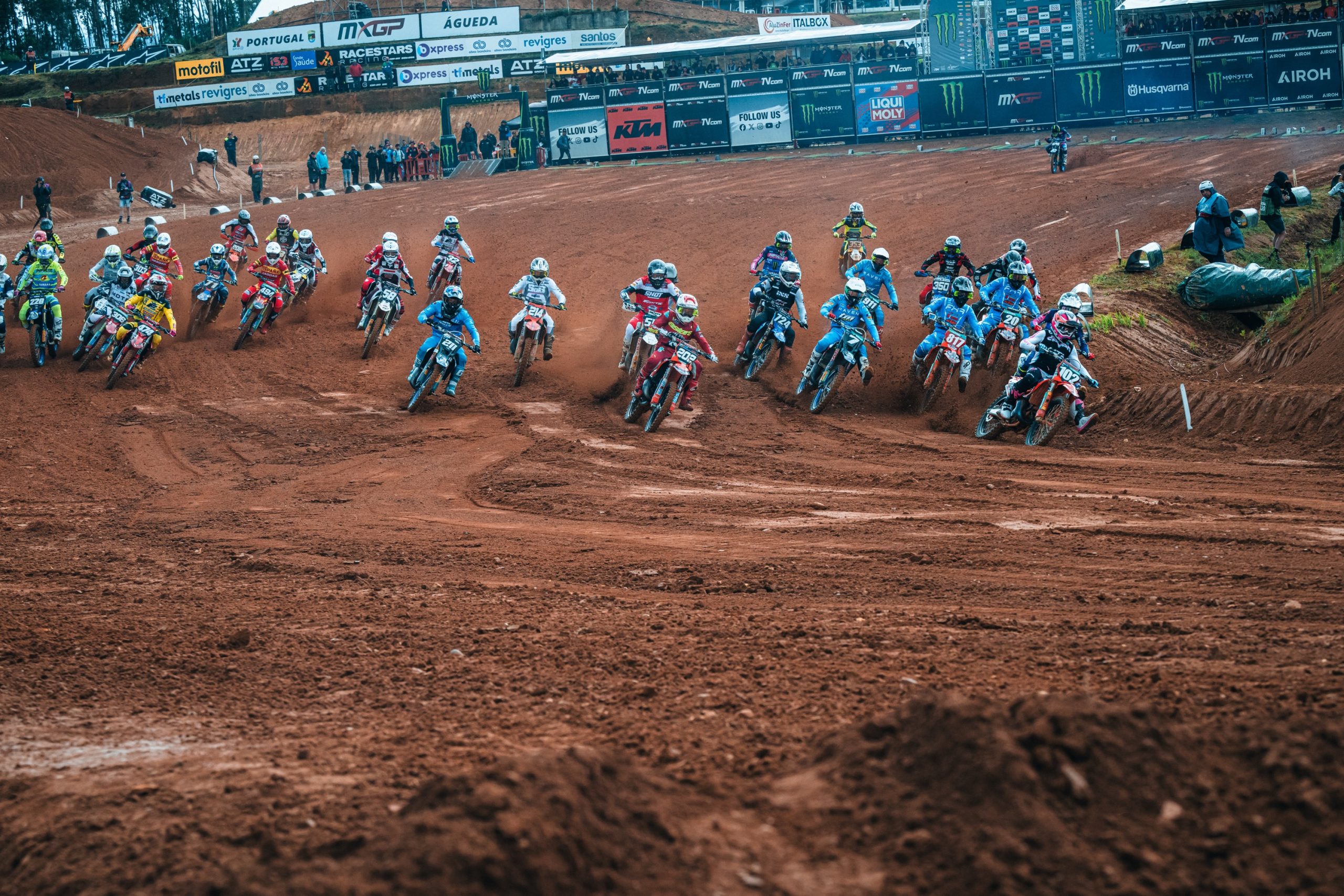 la partenza di gara EMX125 in Portogallo, con Mantovani in testa