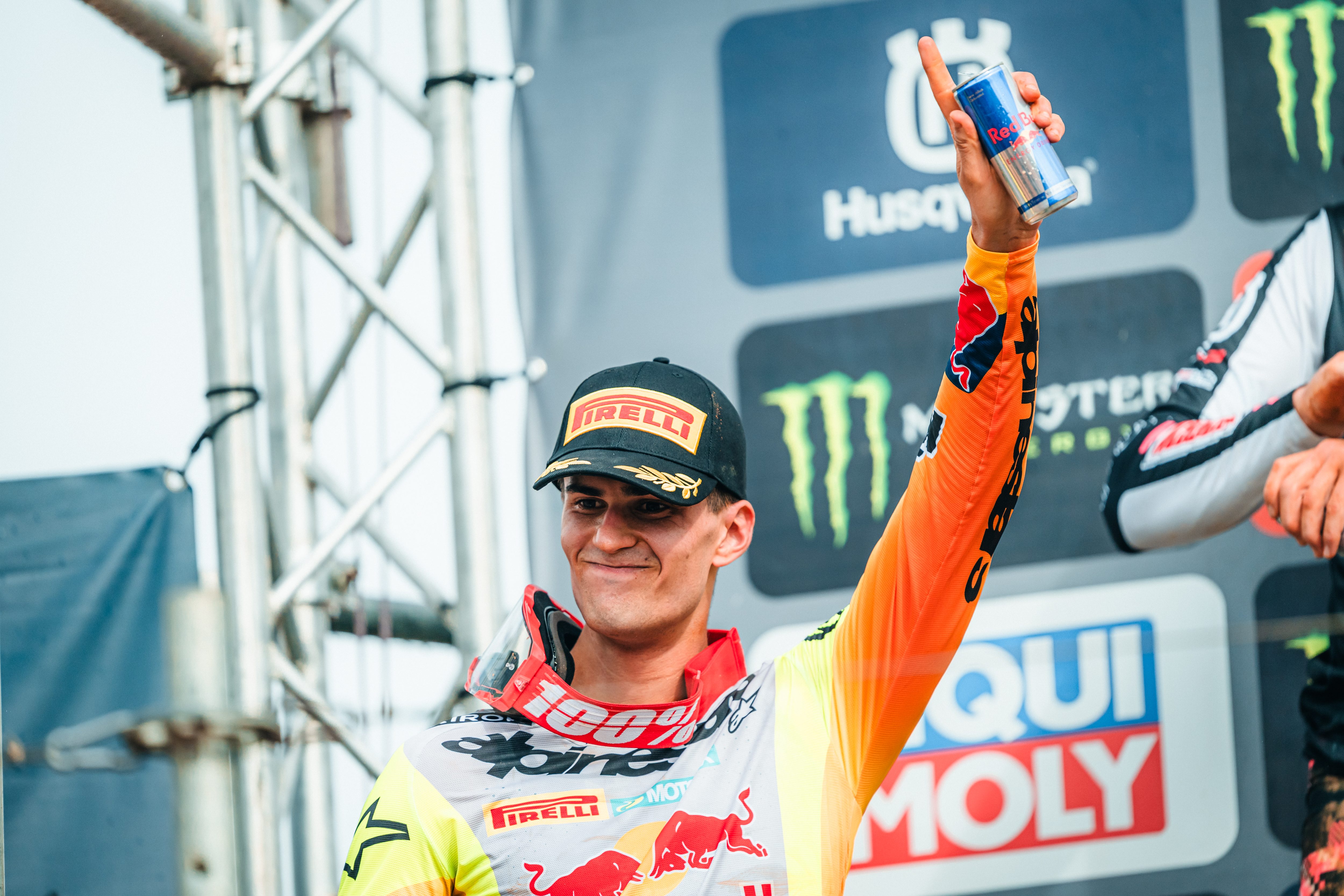 Andrea Adamo sul podio MX2 di Agueda