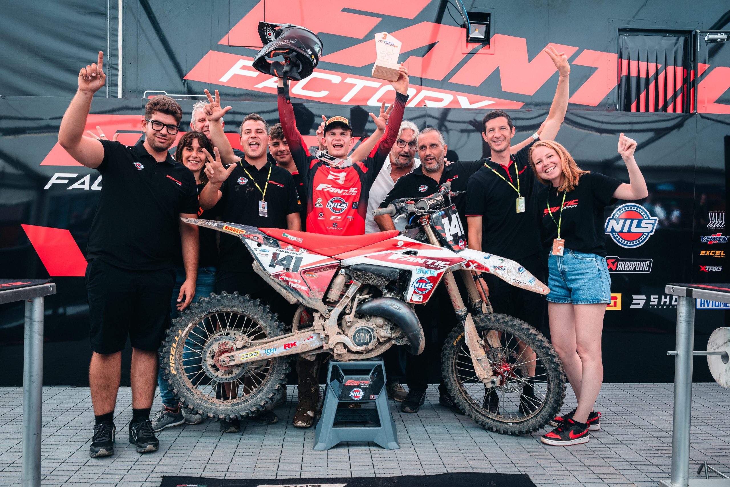 Francesco Bellei festeggia il podio in EMx125 col team