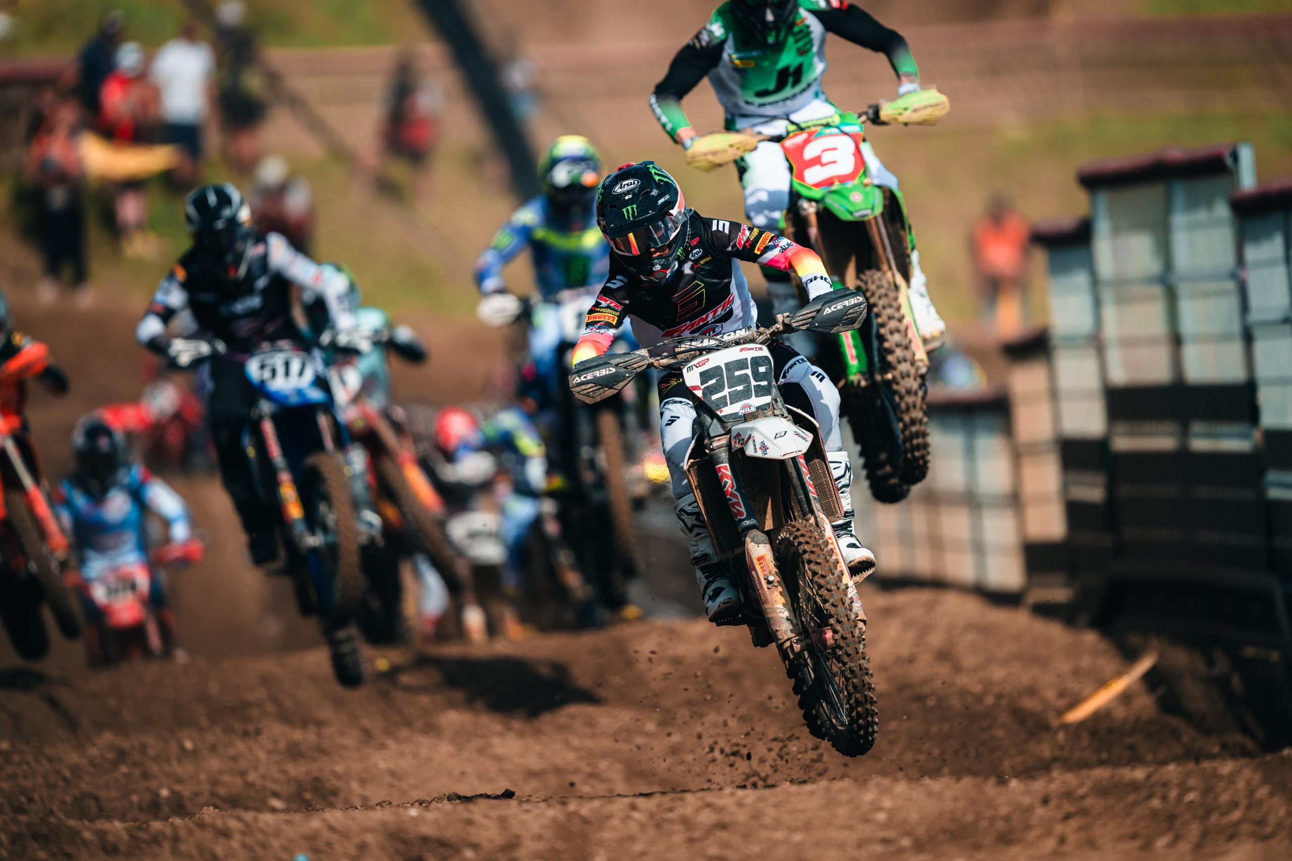 Glenn Coldenhoff guida il gruppo MXGP