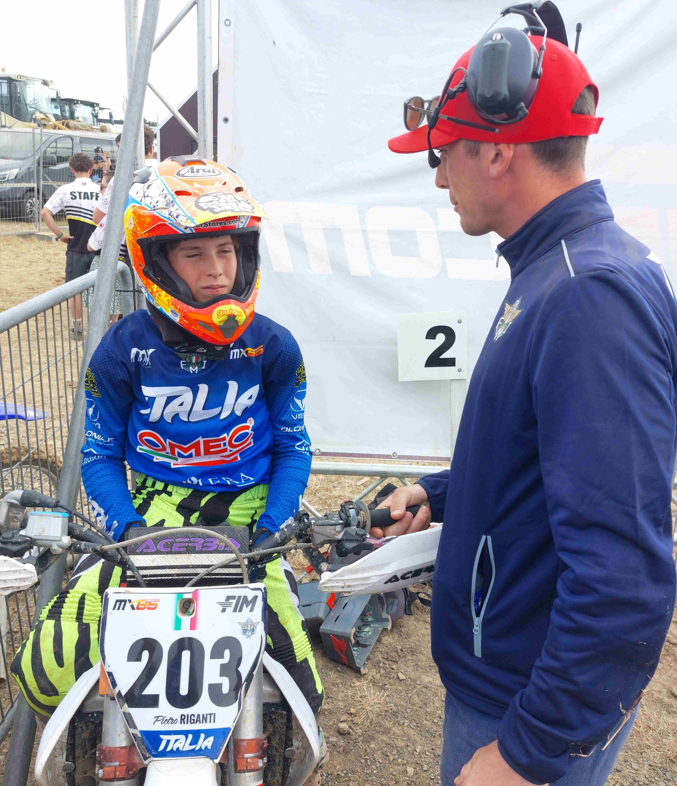 Alessandro Lupino, CT della Nazionale Italiana Junior, dà gli ultimi consigli a Pietro prima della partenza.