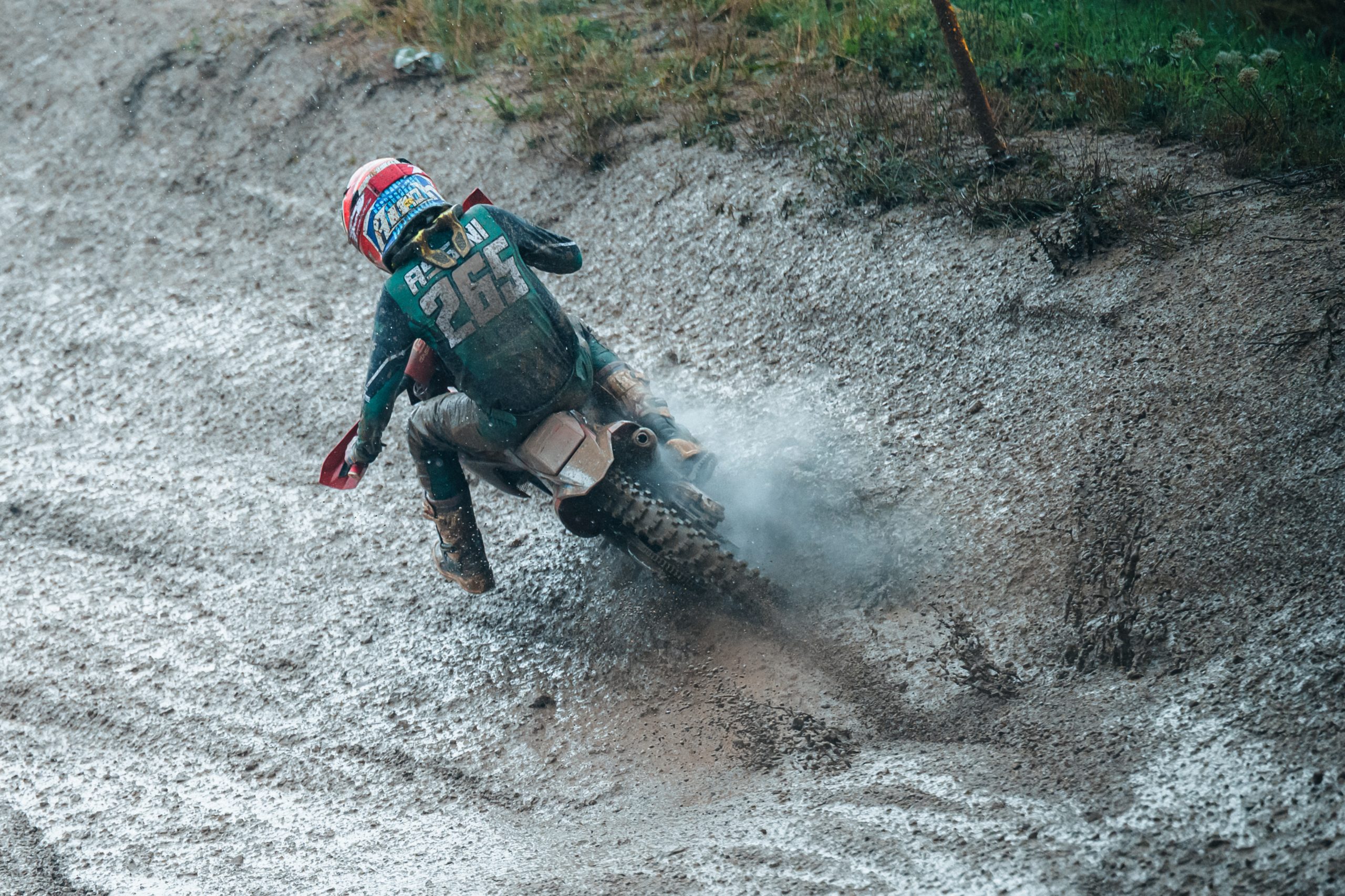 Francy Assini #265 nel fango di gara-1 a Loket