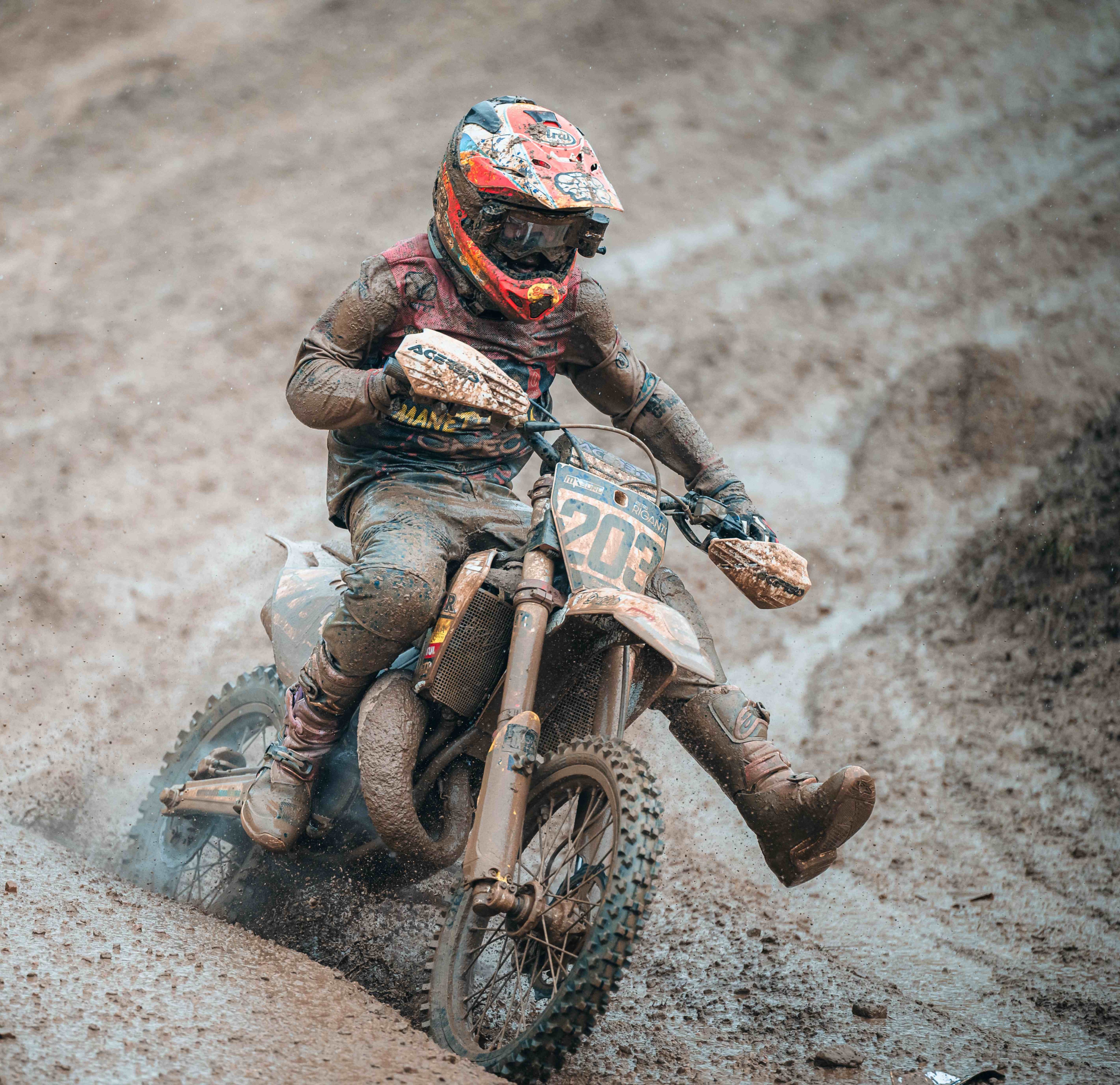 Pietro Riganti in azione nel fango di Loket