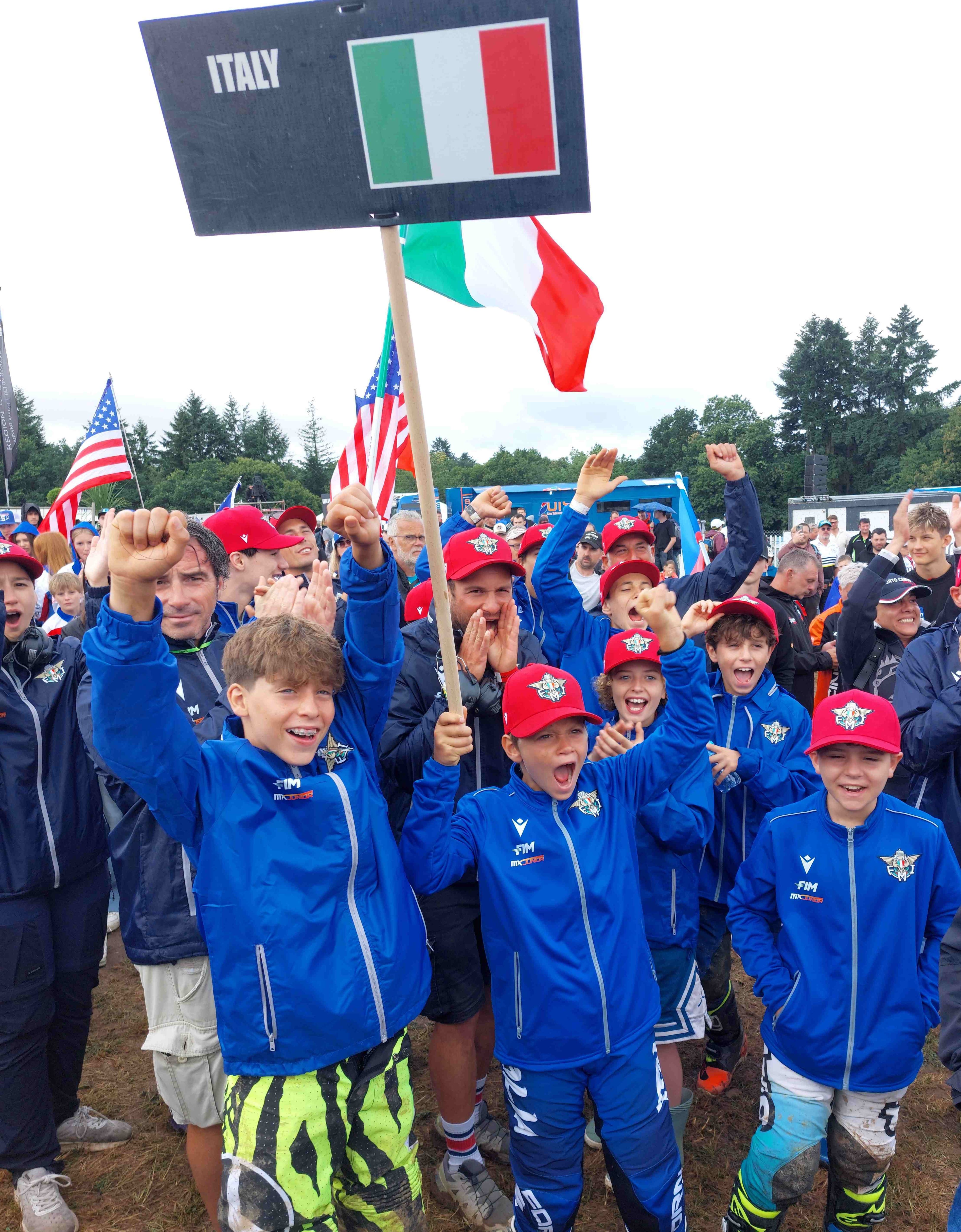 La Nazionale Italiana esultante, seconda nella classifica a squadre.