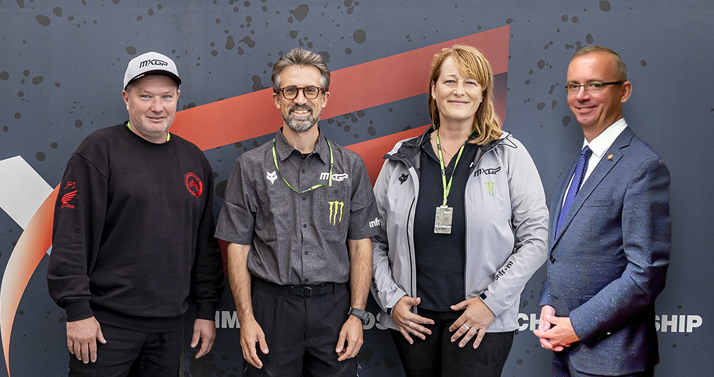 Foto: (da sinistra a destra) l’organizzatore di Jinín Josef Pekař, il COO di Infront Moto Racing Daniele Rizzi, la General Manager del FIM Junior Motocross World Championship Patricia Maskarova, il presidente dell’ACR Jan Šťovíček