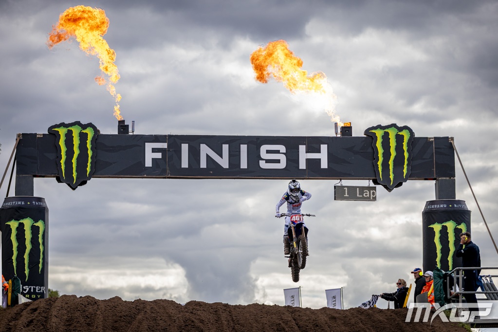 Lotte Van Drunen all'arrivo vittorioso di gara-1 ad Arnhem nel GP di casa
