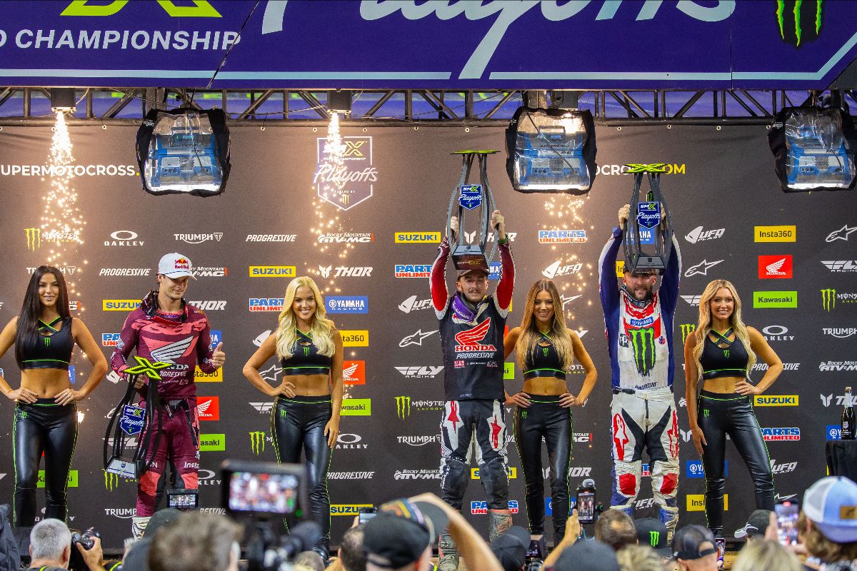 Podio 450SMX: 1° Hunter Lawrence, 2° Jett Lawrence, 3° Eli Tomac.