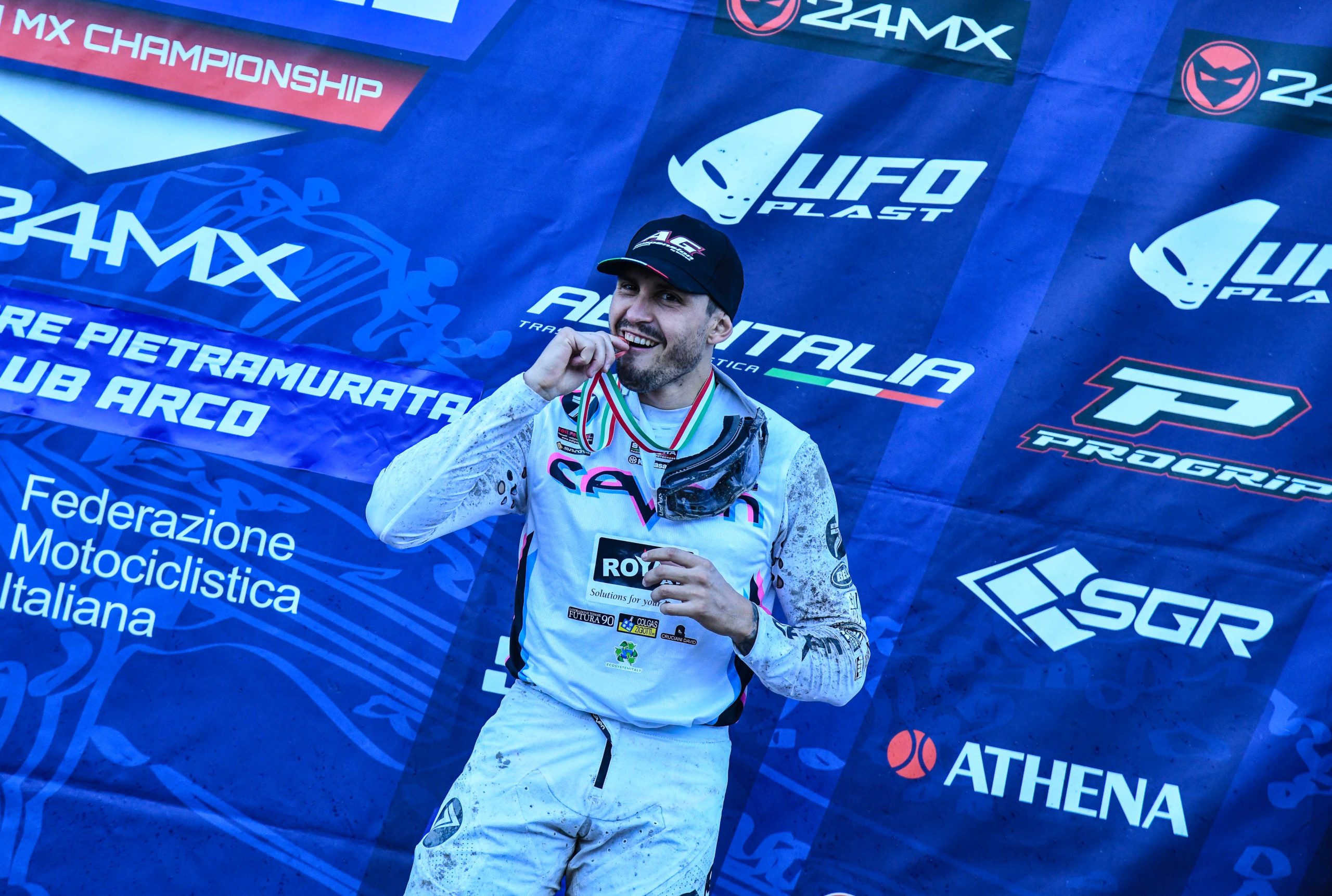 Ivo Monticelli con la medaglia del terzo posto finale in MX1