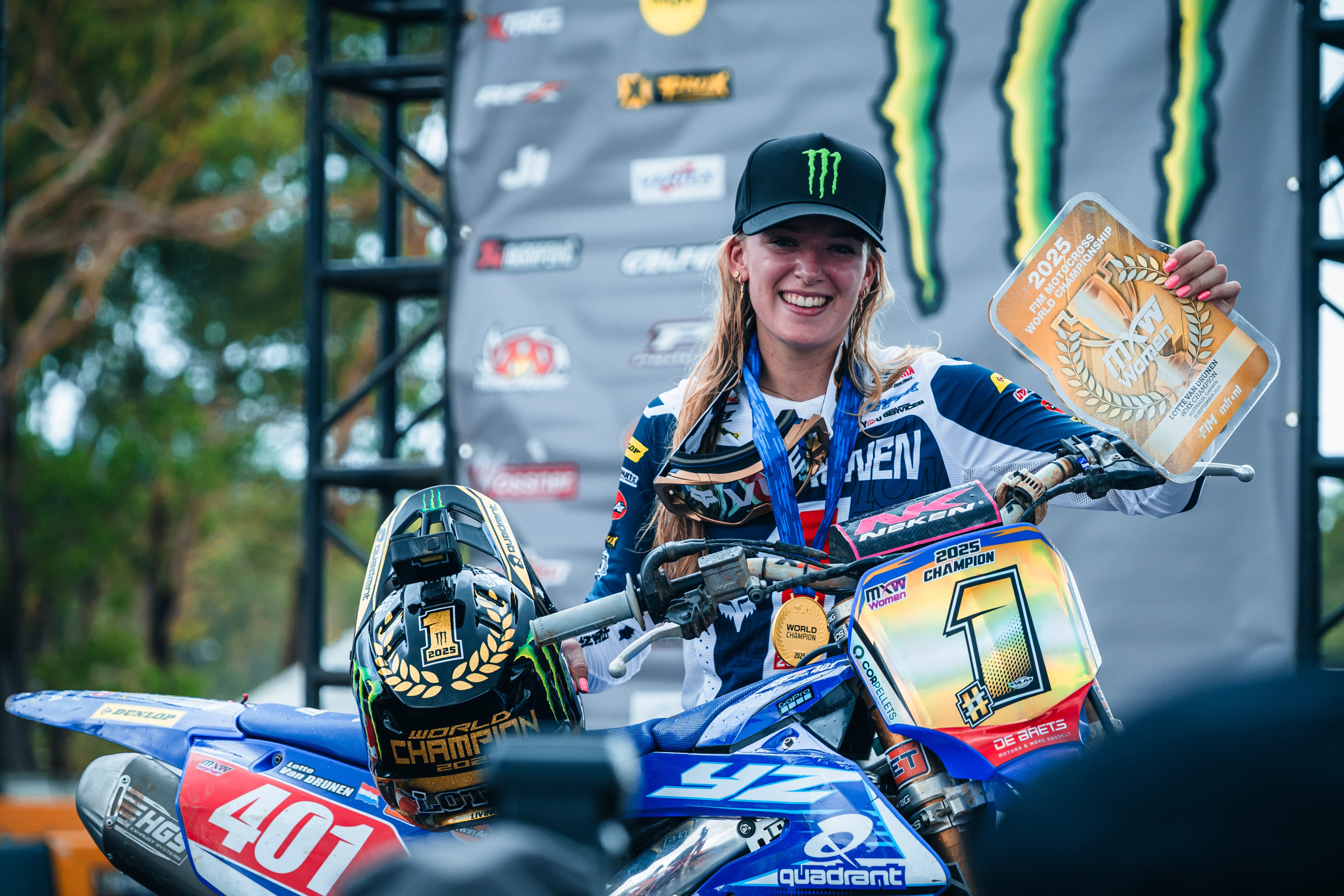 Lotte Van Drunen con la medaglia d'oro del titolo 2025 WMX