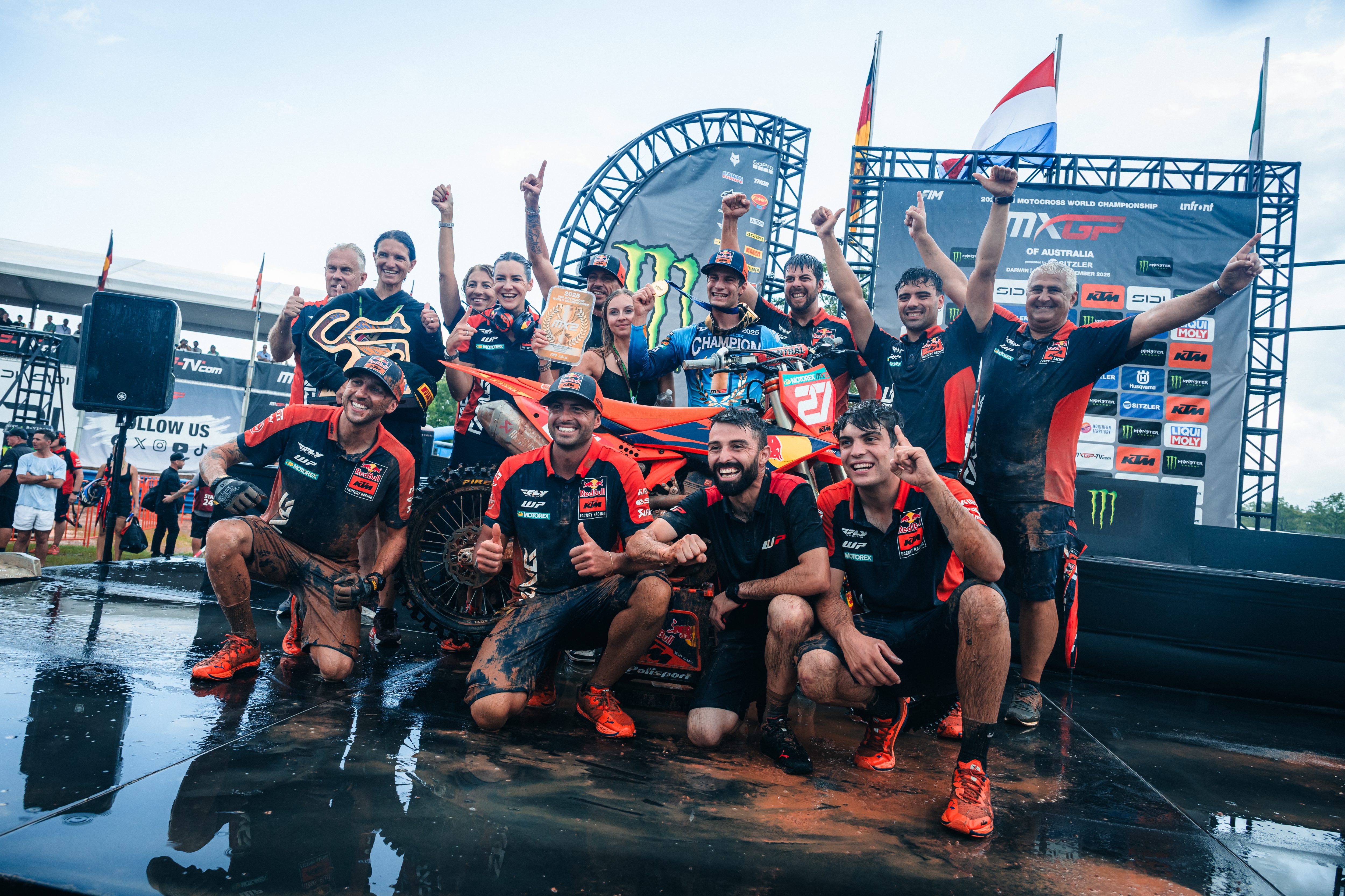 Simon Langenfelder festeggia con il team il titolo MX2