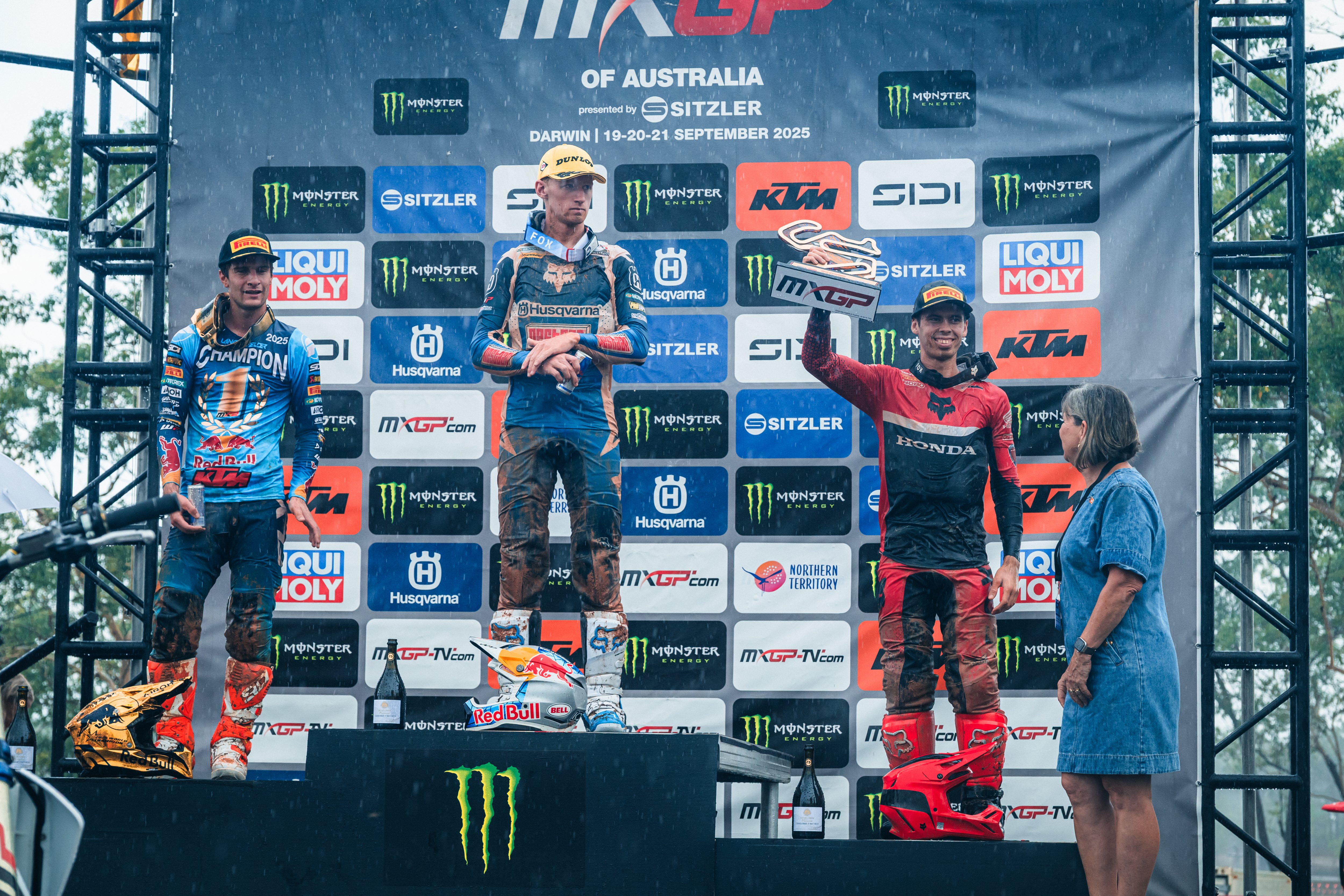 Valerio Lata festeggia il terzo gradino del podio del GP