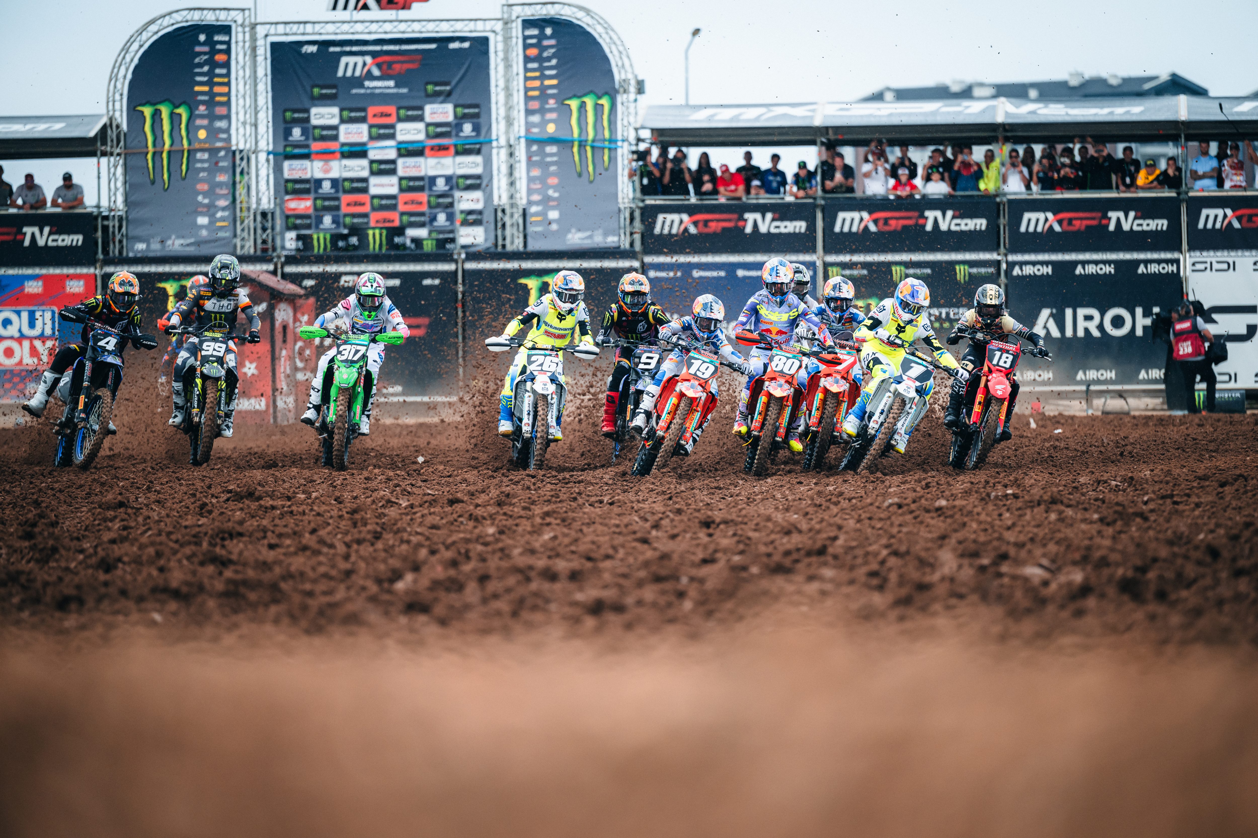 Start MX2 qualifying race