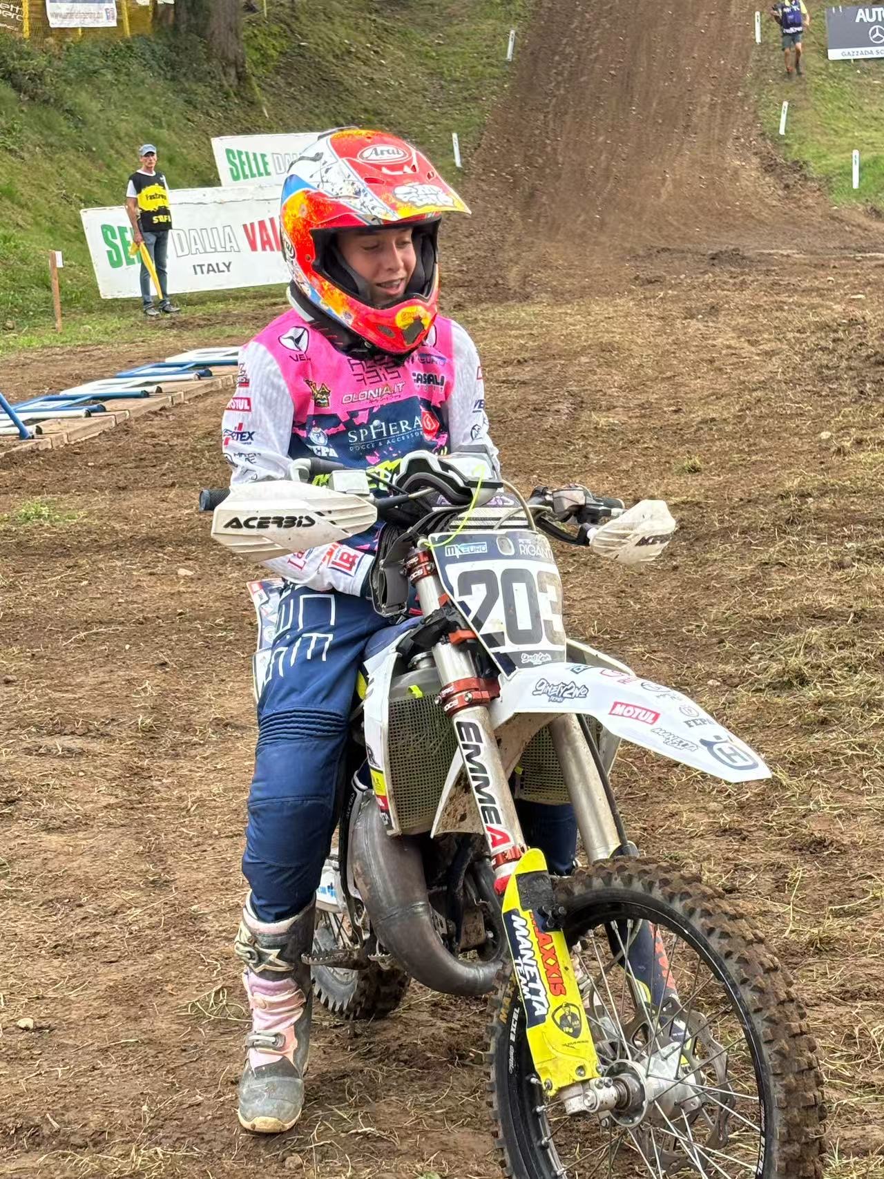 Pietro Riganti felice subito dopo la sua vittoriosa gara al Fast Cross di Arsago Seprio 