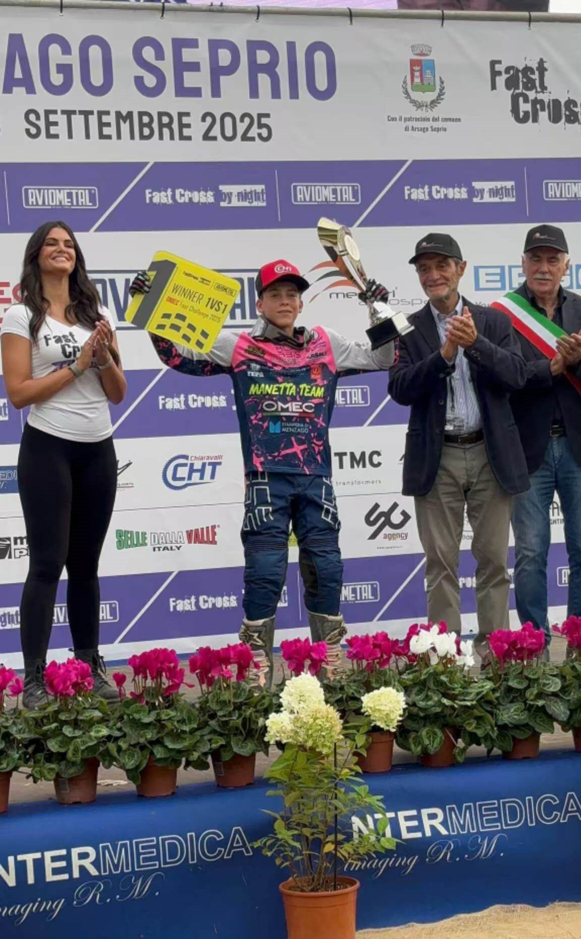 Pietro Riganti durante la premiazione con accanto il presidente della regione Lombardia Attilio Fontana.