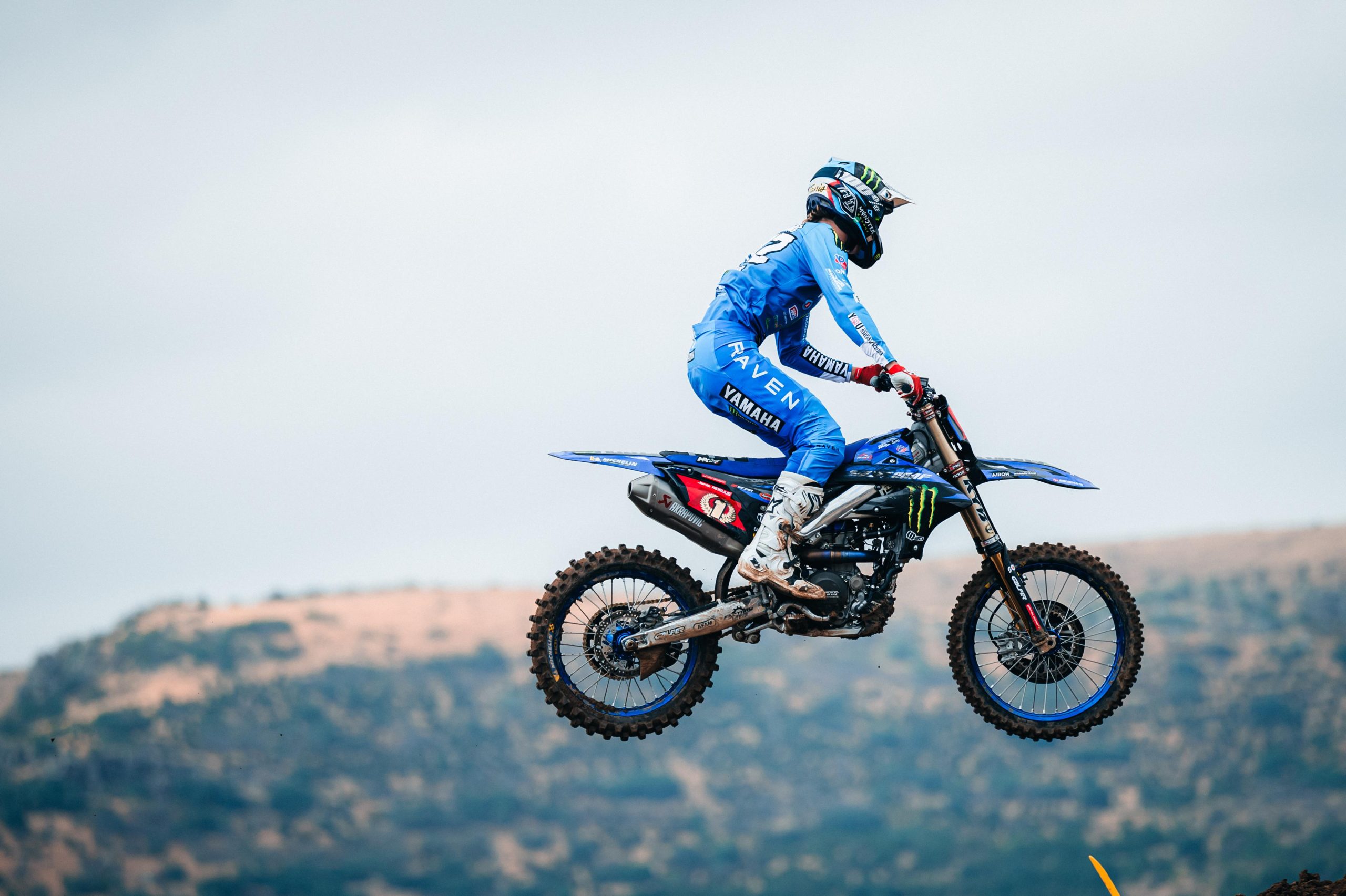 Janis Reisulis con la targa numero 1 di campione 2025