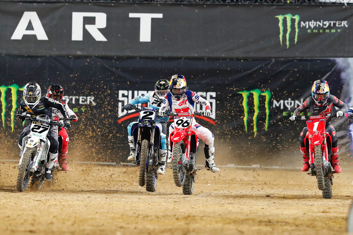 Da sinistra a destra: Malcolm Stewart #27, Cooper Webb #2, Hunter Lawrence #96 e Jett Lawrence #1Photo: PH / Supercross de Paris