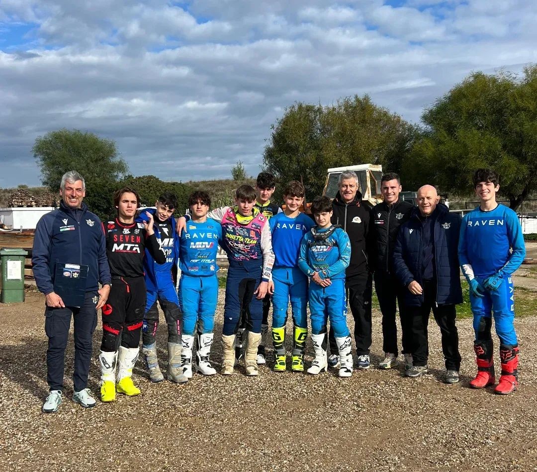 Edoardo Riganti con i Talenti Azzurri e i responsabili della FMI in allenamento in Sardegna.