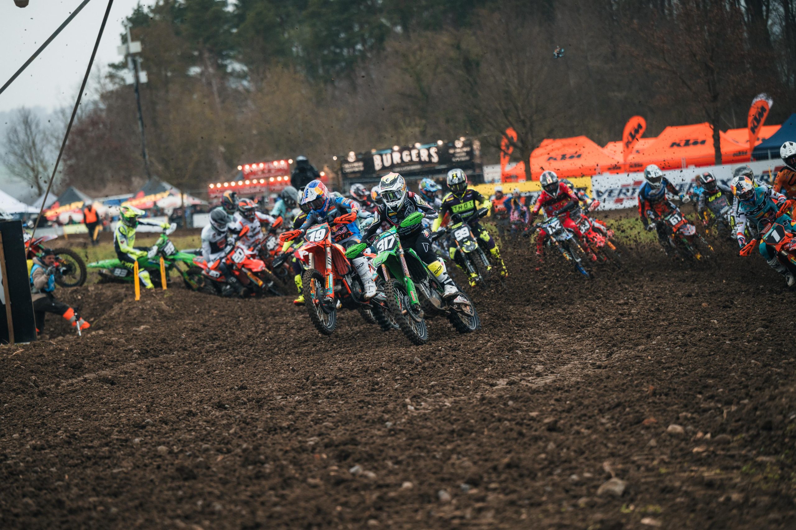 La partenza MX2 della manche di qualifica in Svizzera