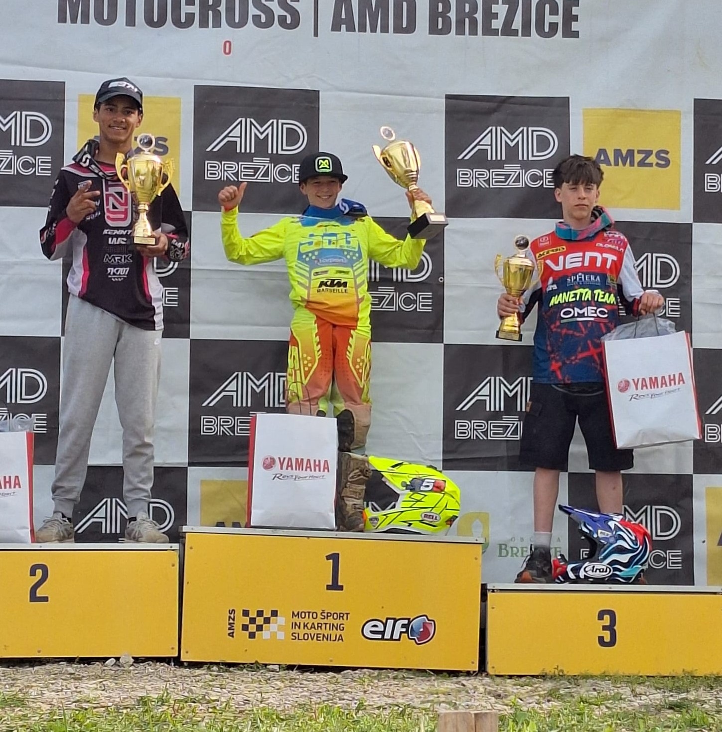 Pietro Riganti sul podio EMX85 durante la premiazione.