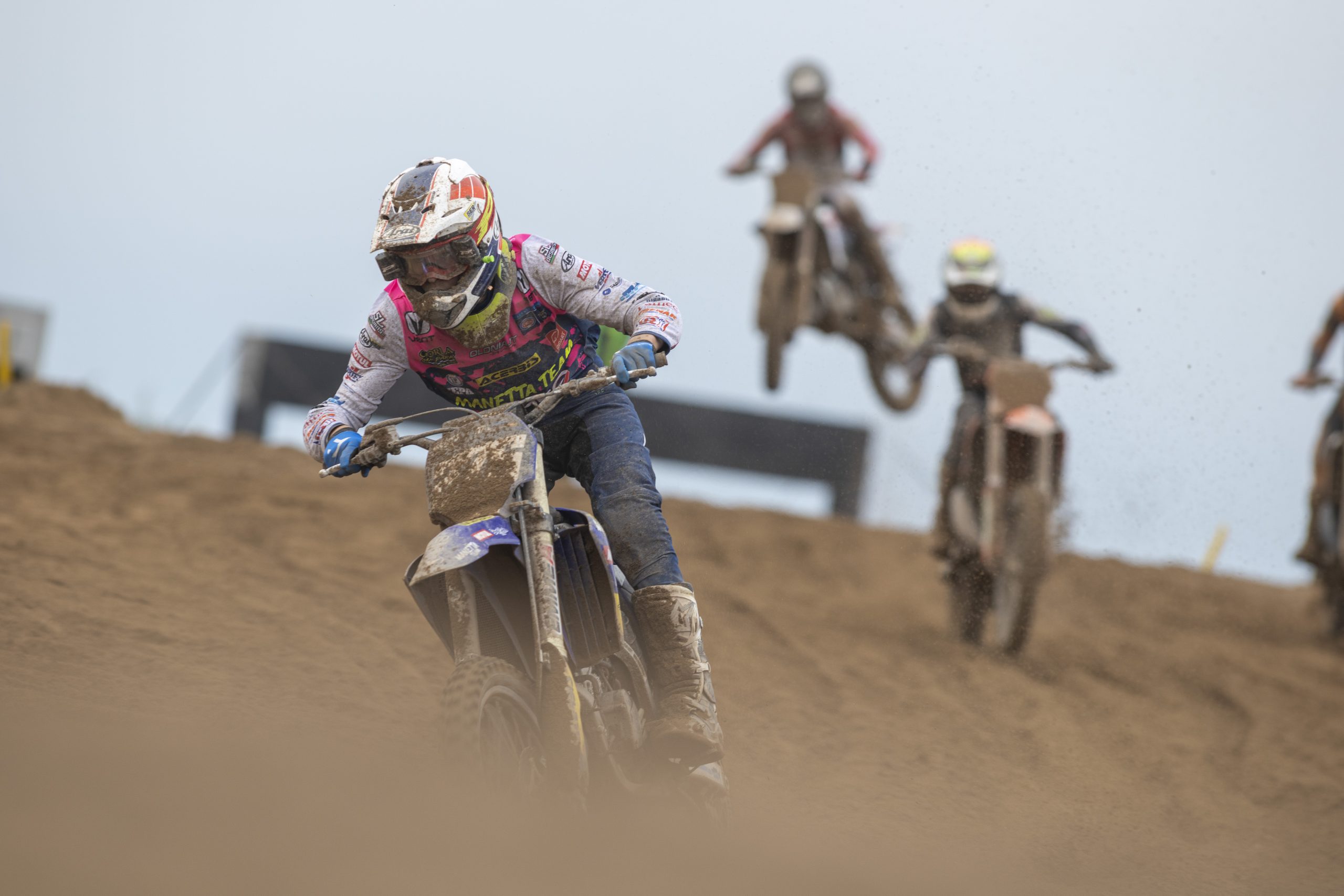 Edoardo Riganti mentre "surfa" sulla sabbia di Riola.