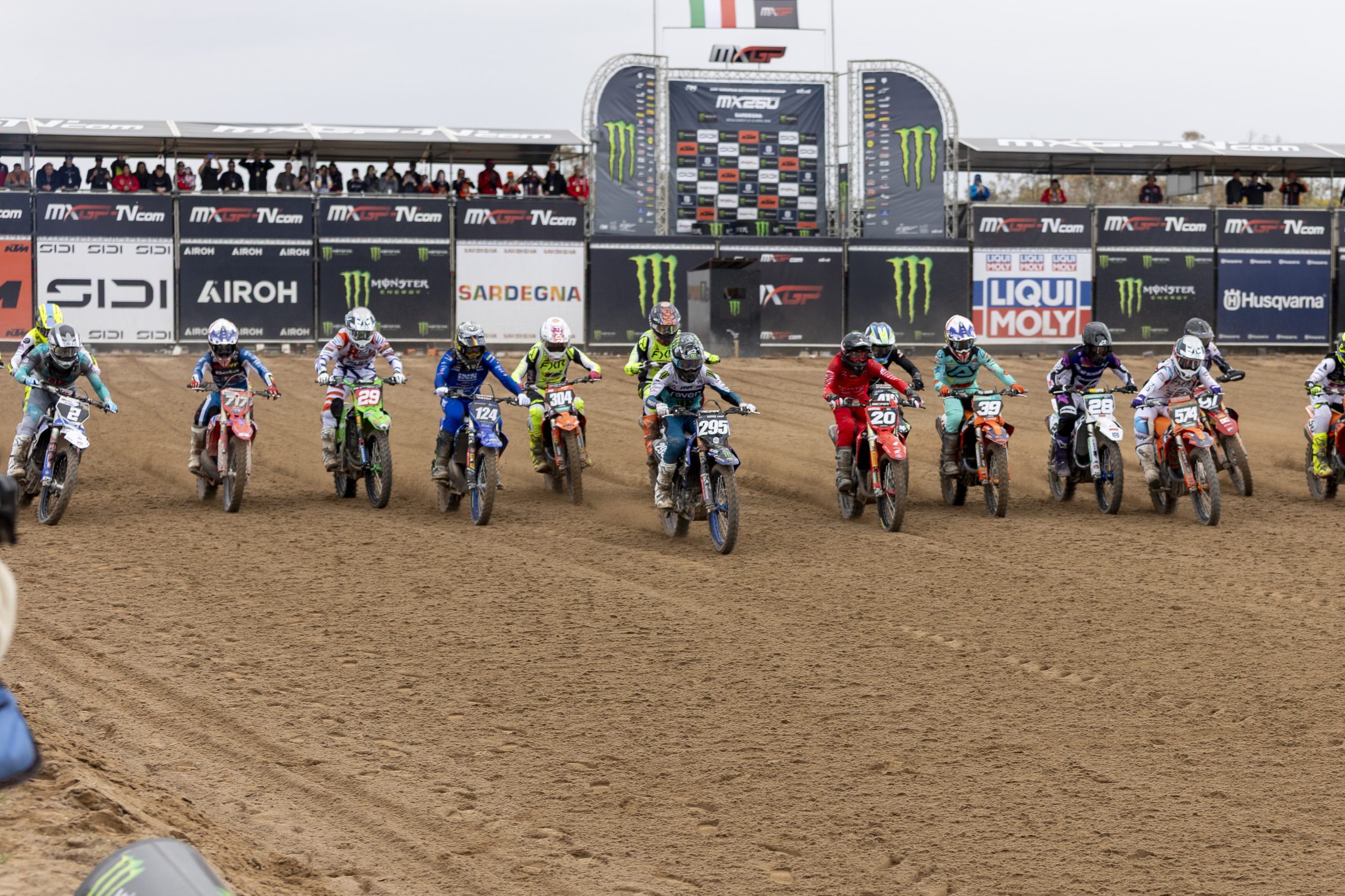 la partenza di gara-2 EMX250