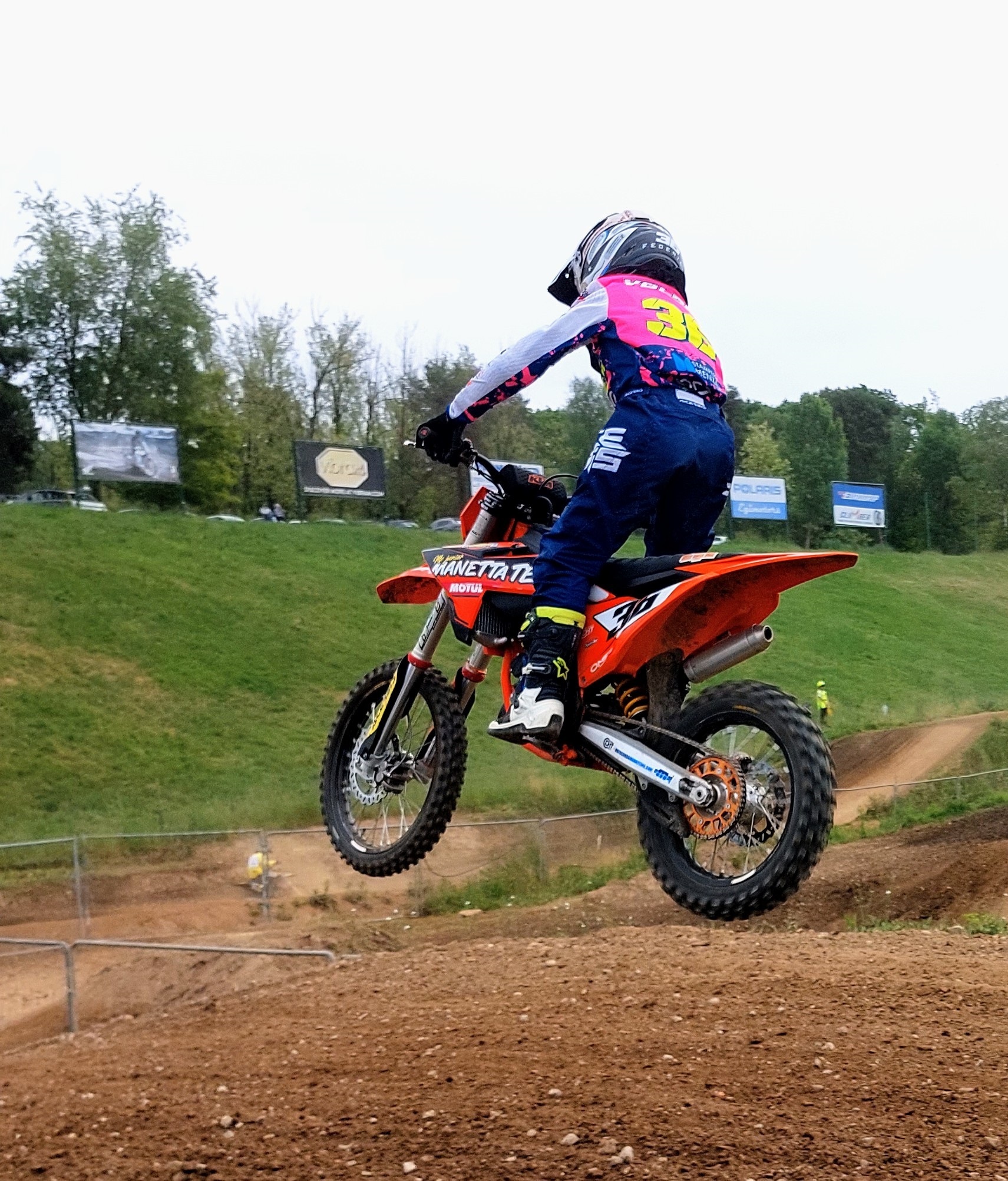 Federico Volpe , protagonista della classe 85 Junior, qui ripreso sul salto dell'arrivo a Malpensa