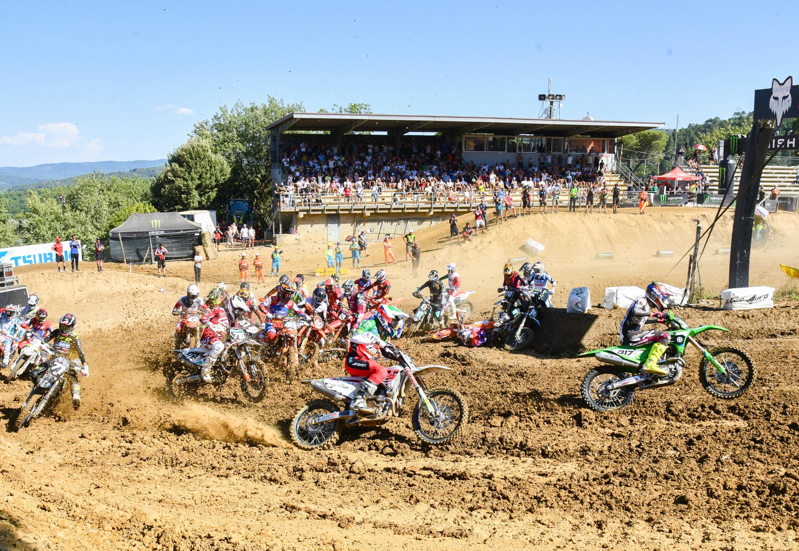 la partenza della manche di qualifica MX2