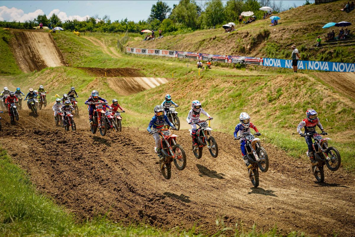 Pietro Riganti in testa al gruppo EMX85 in Bulgaria