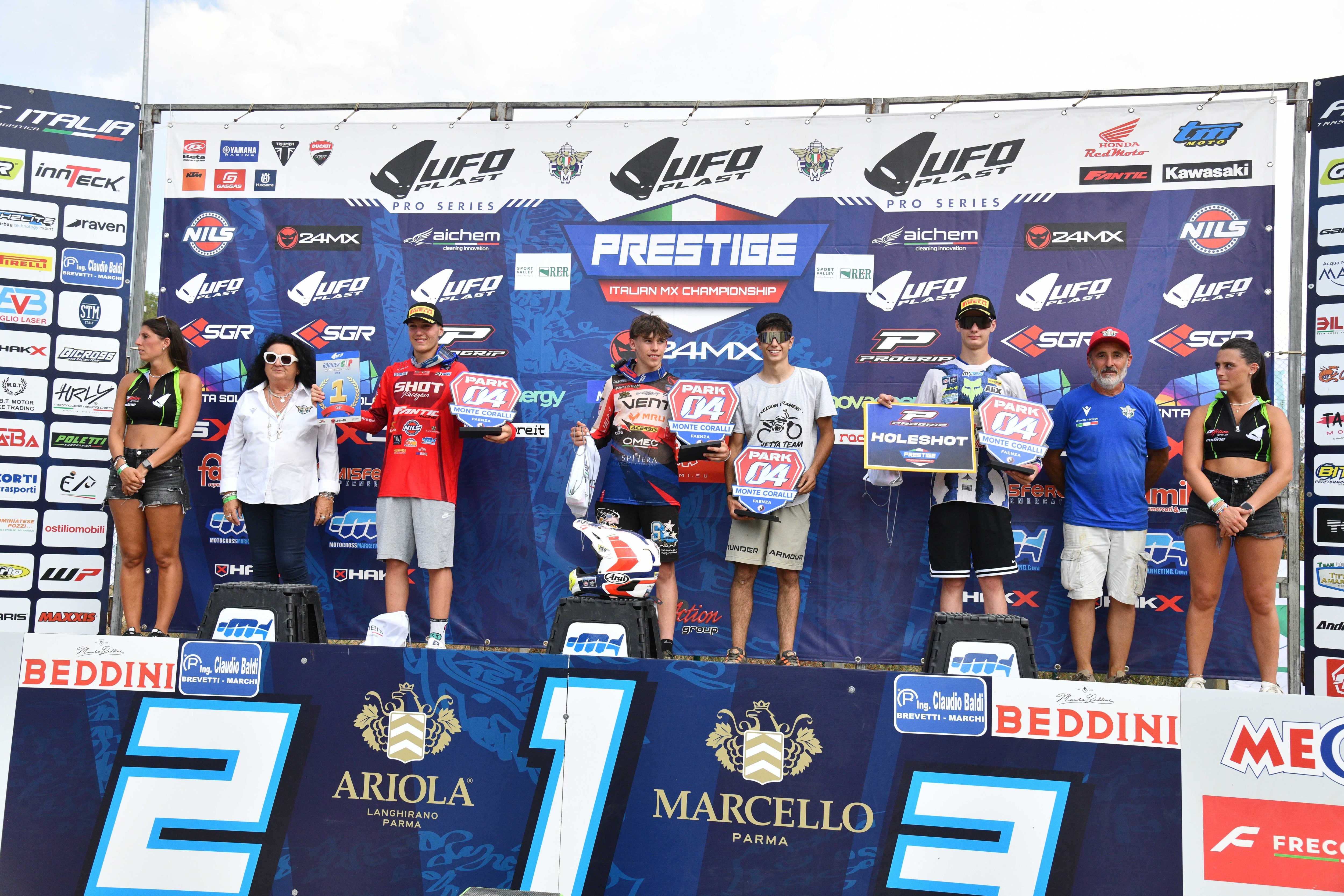 Edo Riganti sul gradino più alto del podio insieme al suo meccanico Andrea Candiani in rappresentanza del Manetta Team vincitore tra le squadre e a sinistra Gennaro Utech, vincitore della Rookies Cup con soli 3 punti di vantaggio su Edoardo.