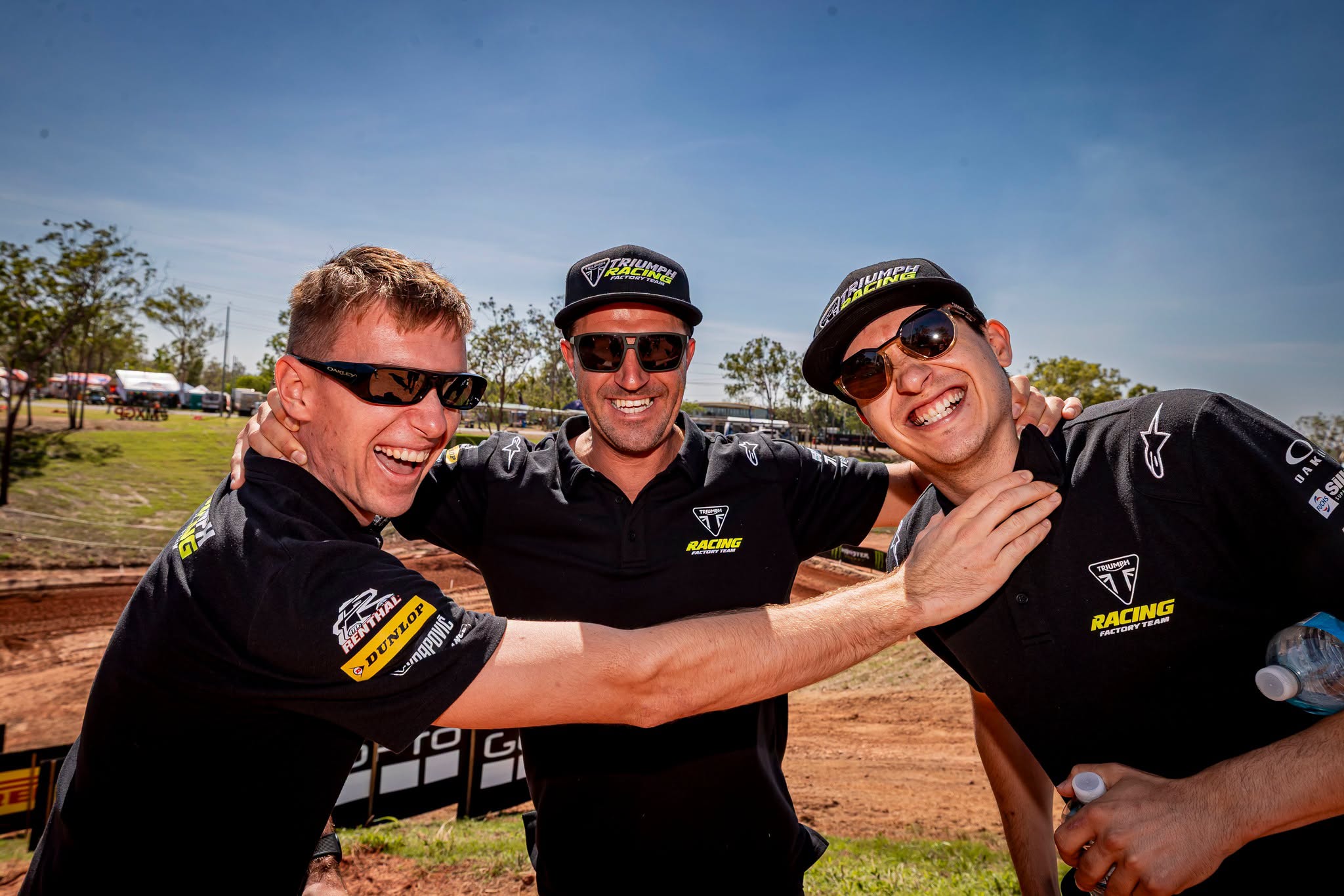 I piloti Triumph MX2 in lotta per il titolo iridato insieme a Clement Desalle