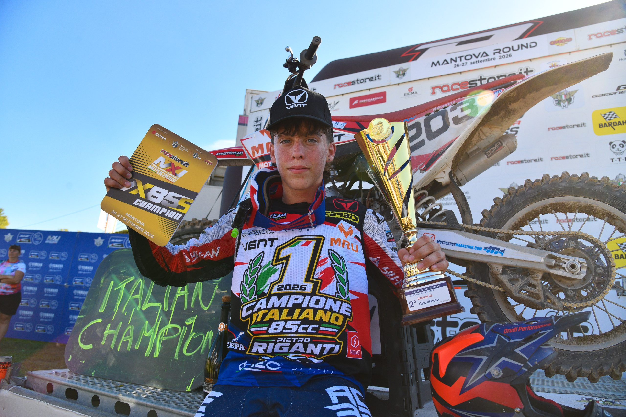 Pietro Riganti festeggia sul podio