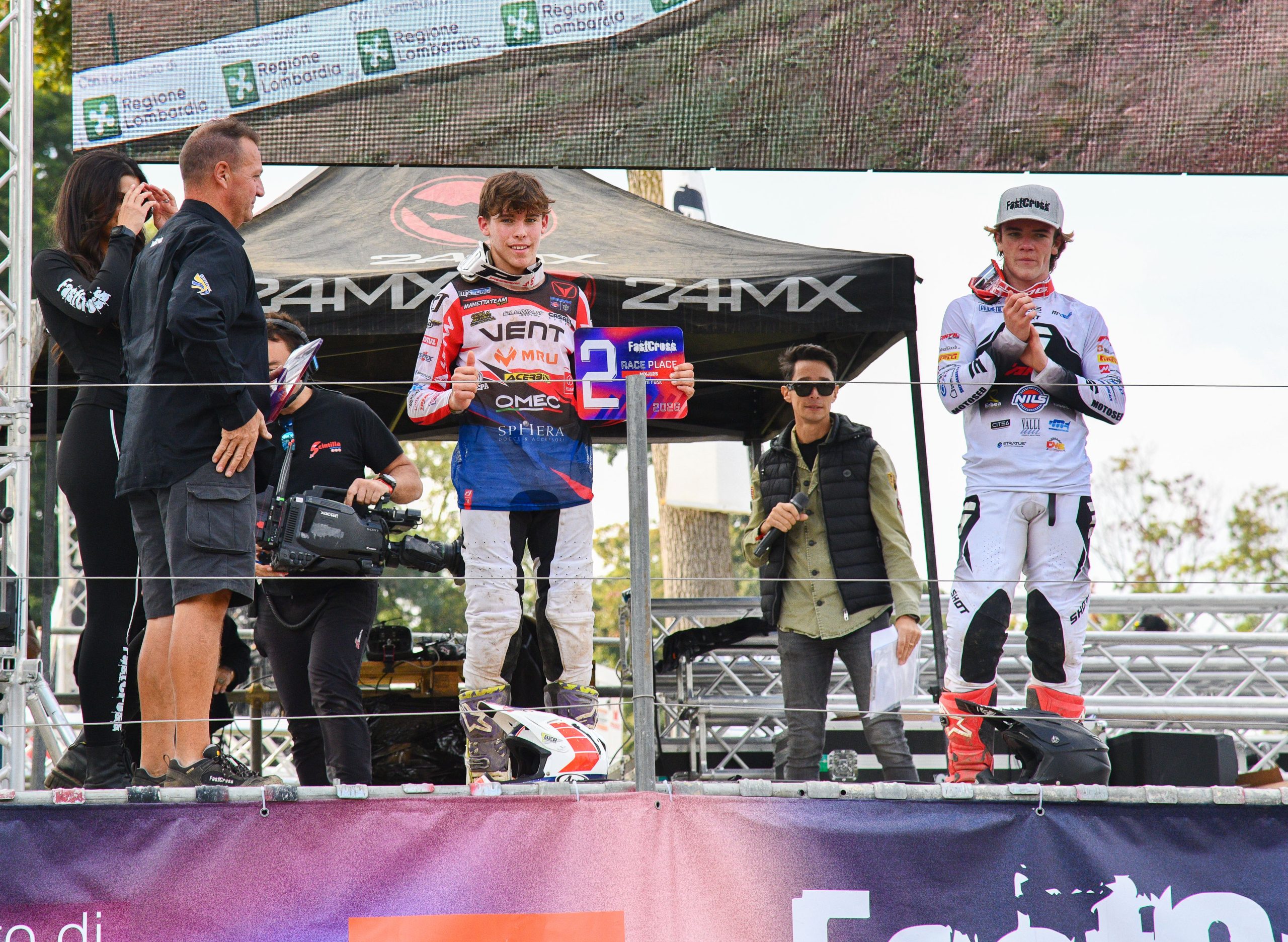 Edoardo Riganti (classe 125) festeggia sul podio del Fast Cross
